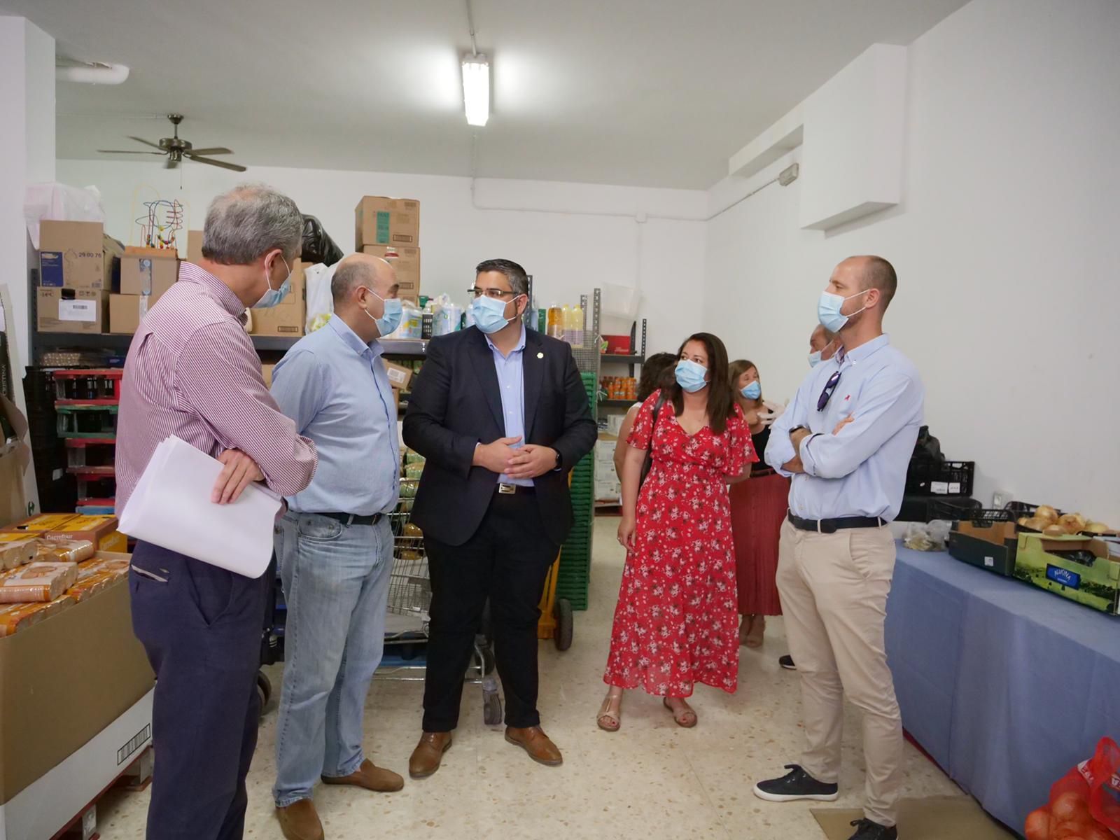 El alcalde de Mijas, Josele González (c.), en la recepción de casi 2.000 kilos de víveres por parte de 'Corazón y manos’  al Banco de alimentos.