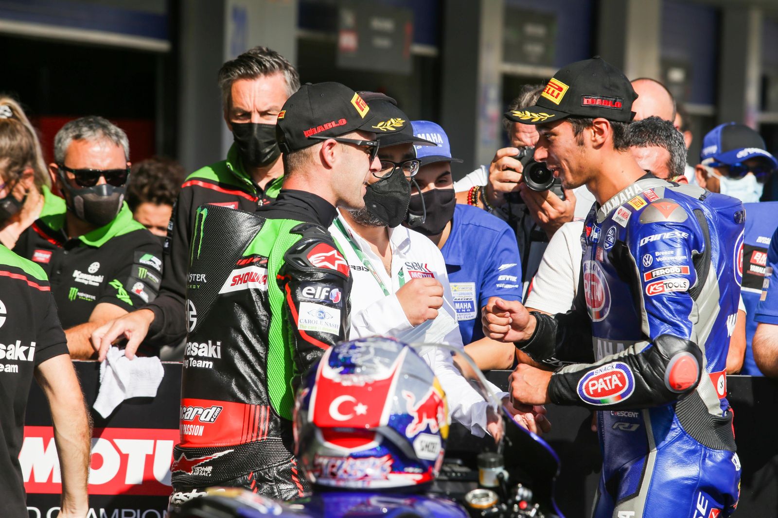 Jonathan Rea y Toprak Razgatlioglu se saludan en el corralito tras acabar la sesión cronometrada.