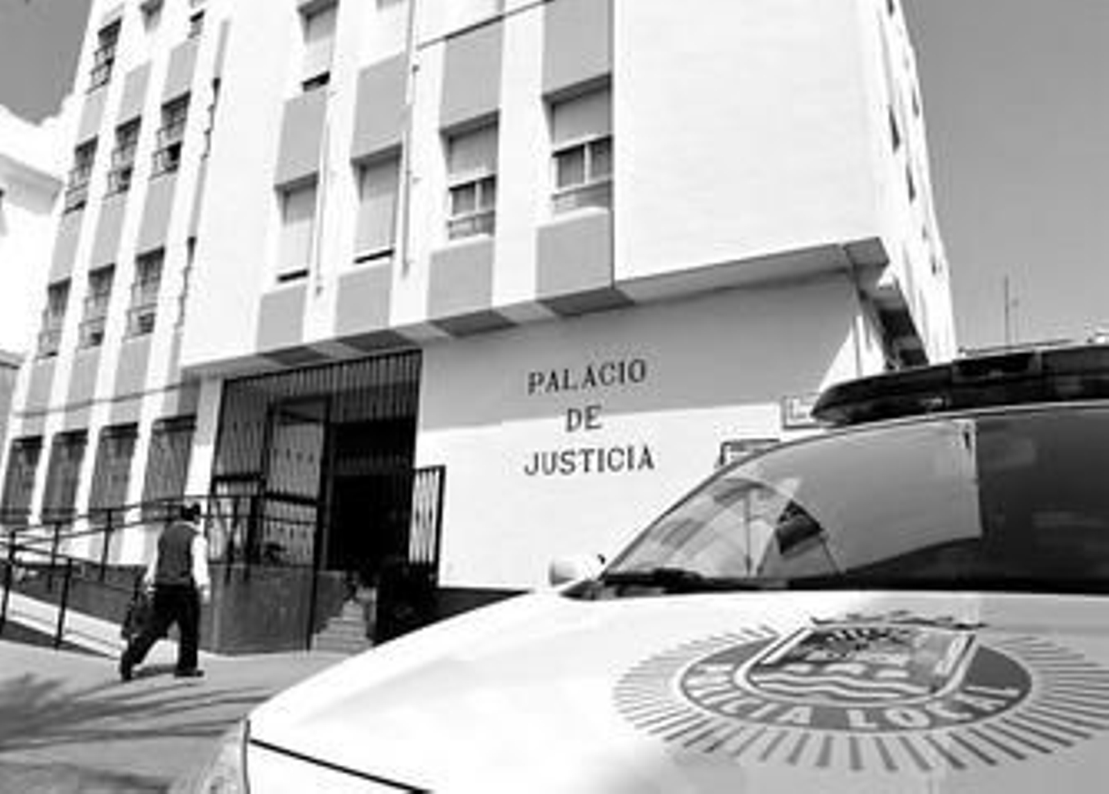 Fachada y acceso principal del Palacio de Justicia, en la plaza de San José.