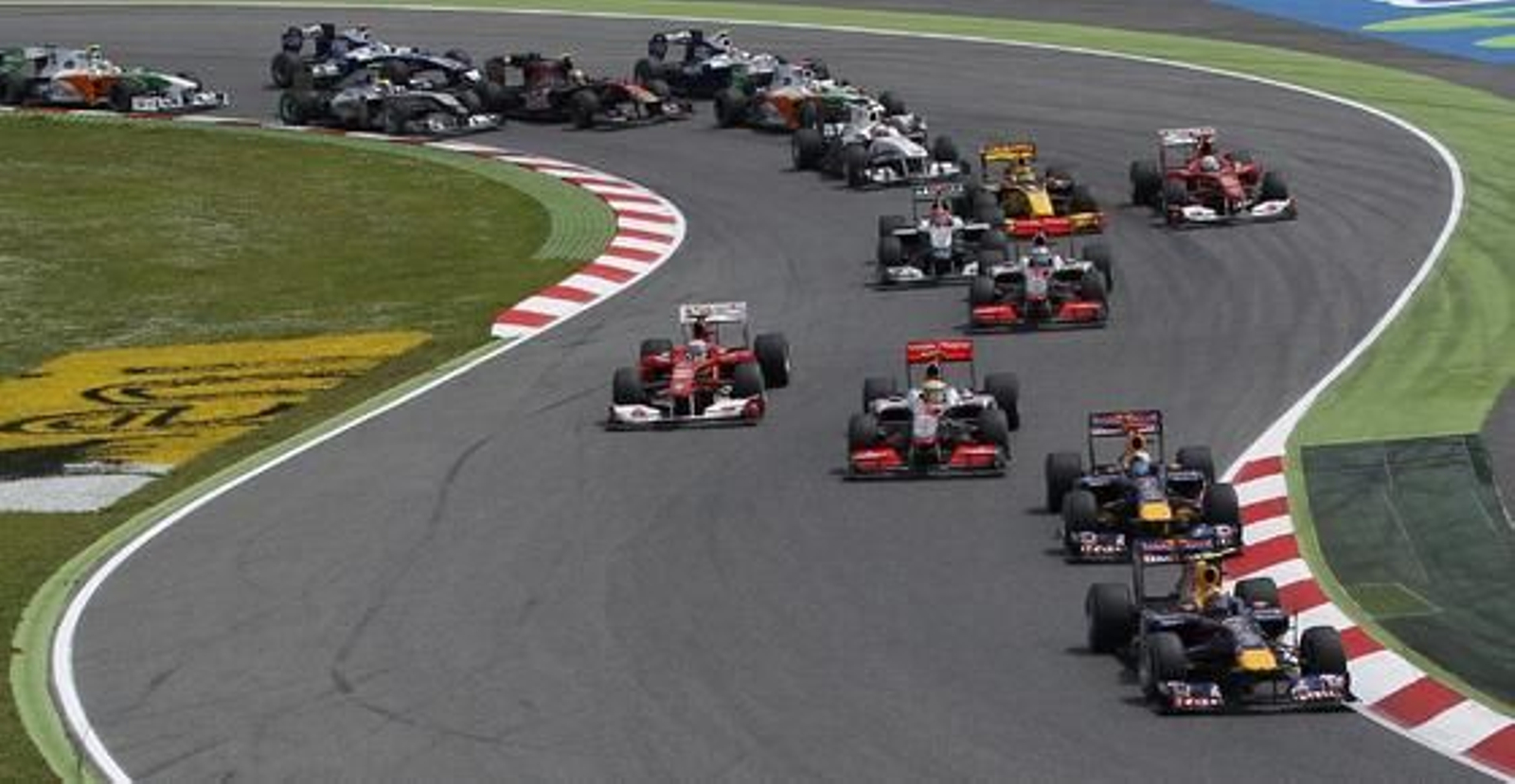 Fernando Alonso queda segundo en un Gran Premio dominado de principio a fin por el piloto de Red Bull Mark Webber. / Reuters