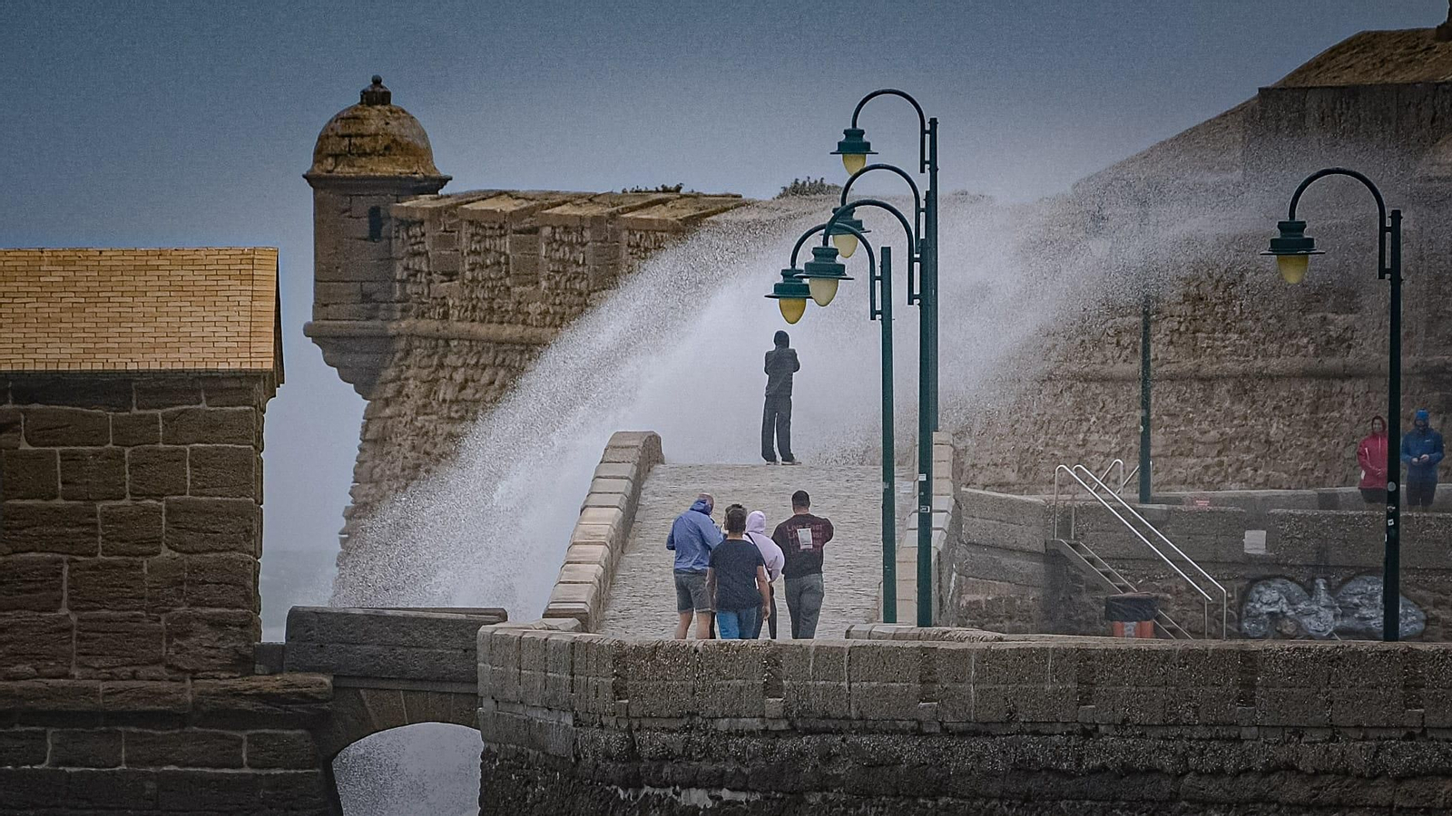 Las imágenes del fuerte viento y la lluvia en Cádiz