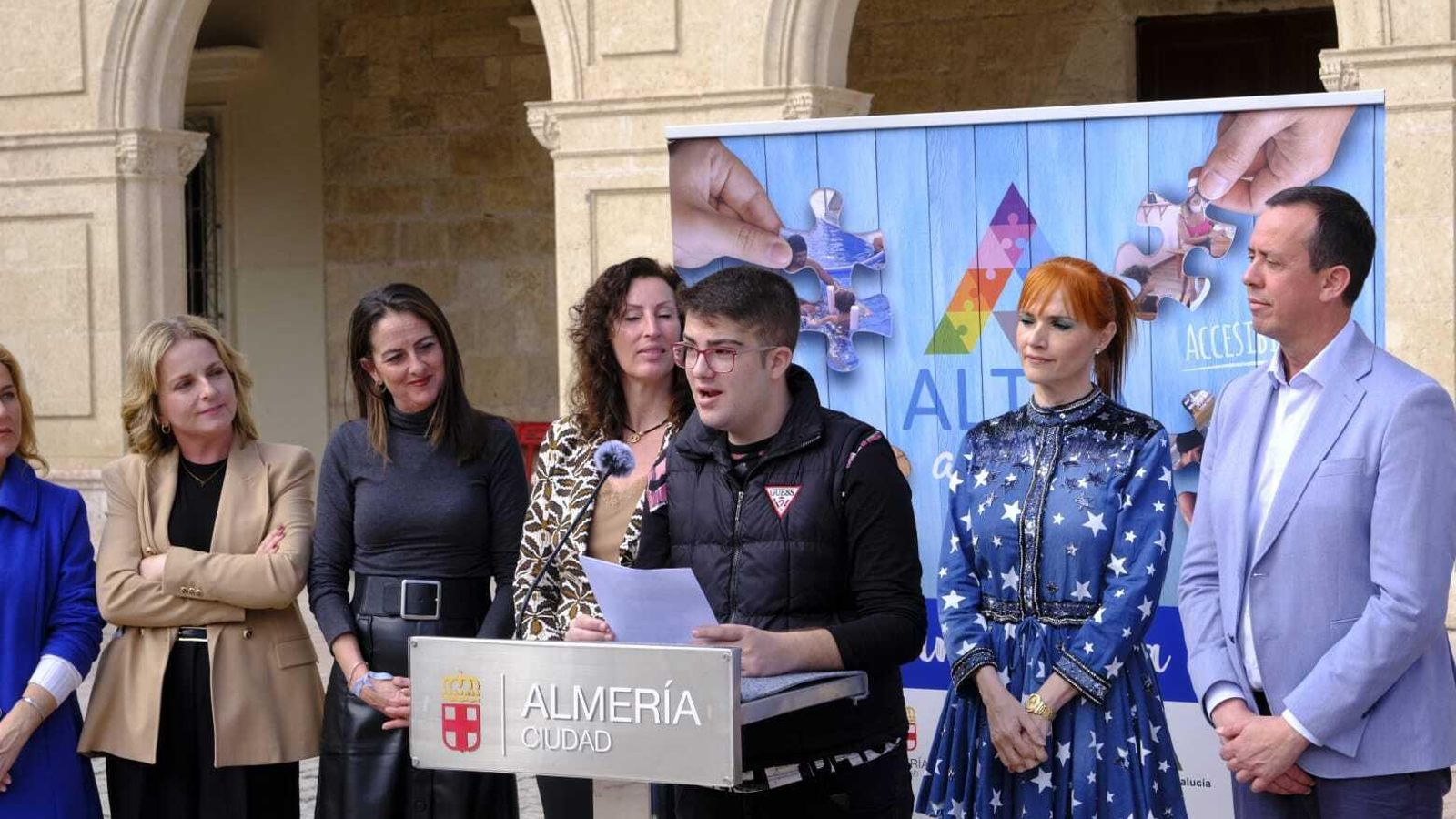 Lectura del manifiesto por parte de uno de los miembros de ALTEA Almería.