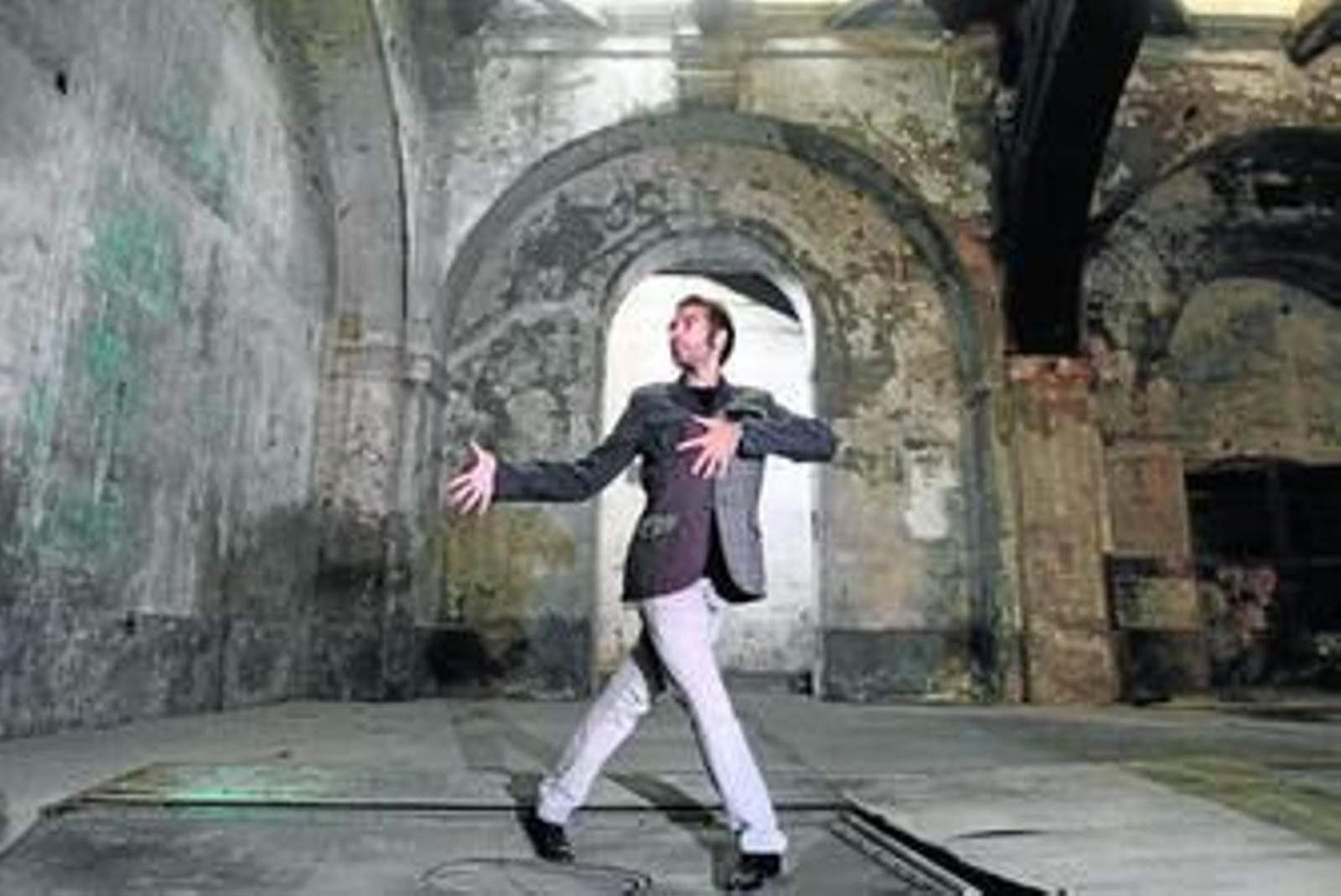 Israel Galván, Premio Nacional de Danza, ha encontrado en la magnitud de la Fábrica de Artillería un marco impresionante para actuar.