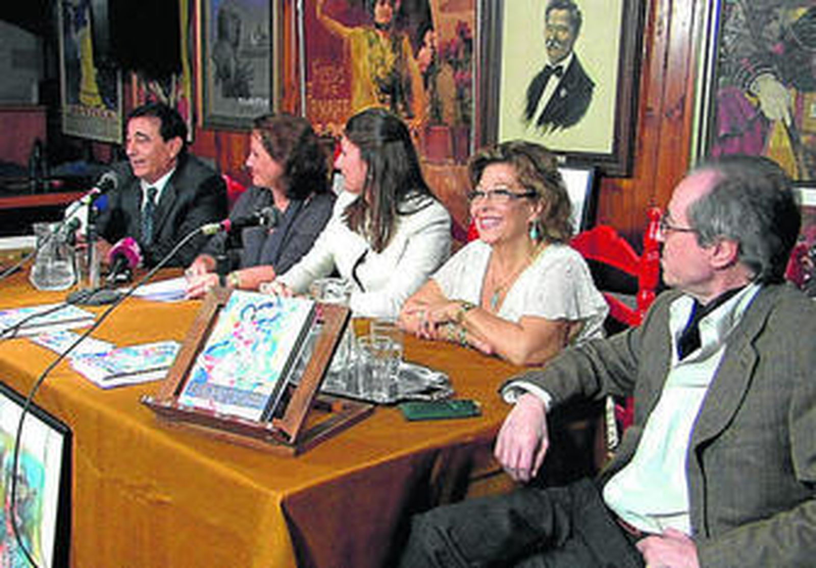 Un momento de la presentación del libro en la asociación sevillana.