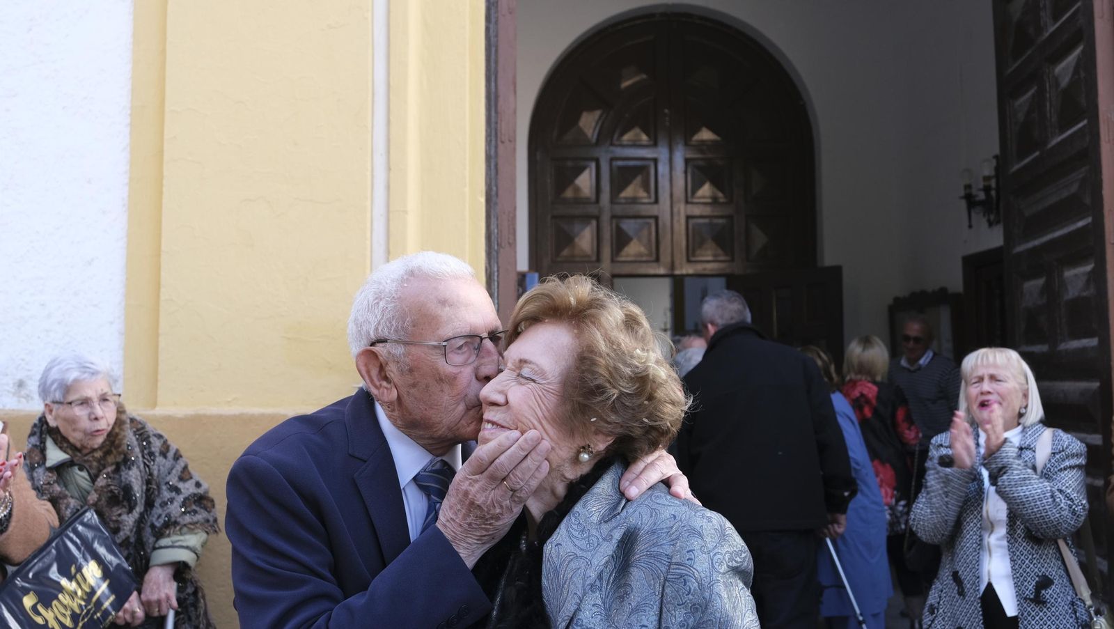 Brindis por 75 años de amor de Carmen y Roque, en imágenes