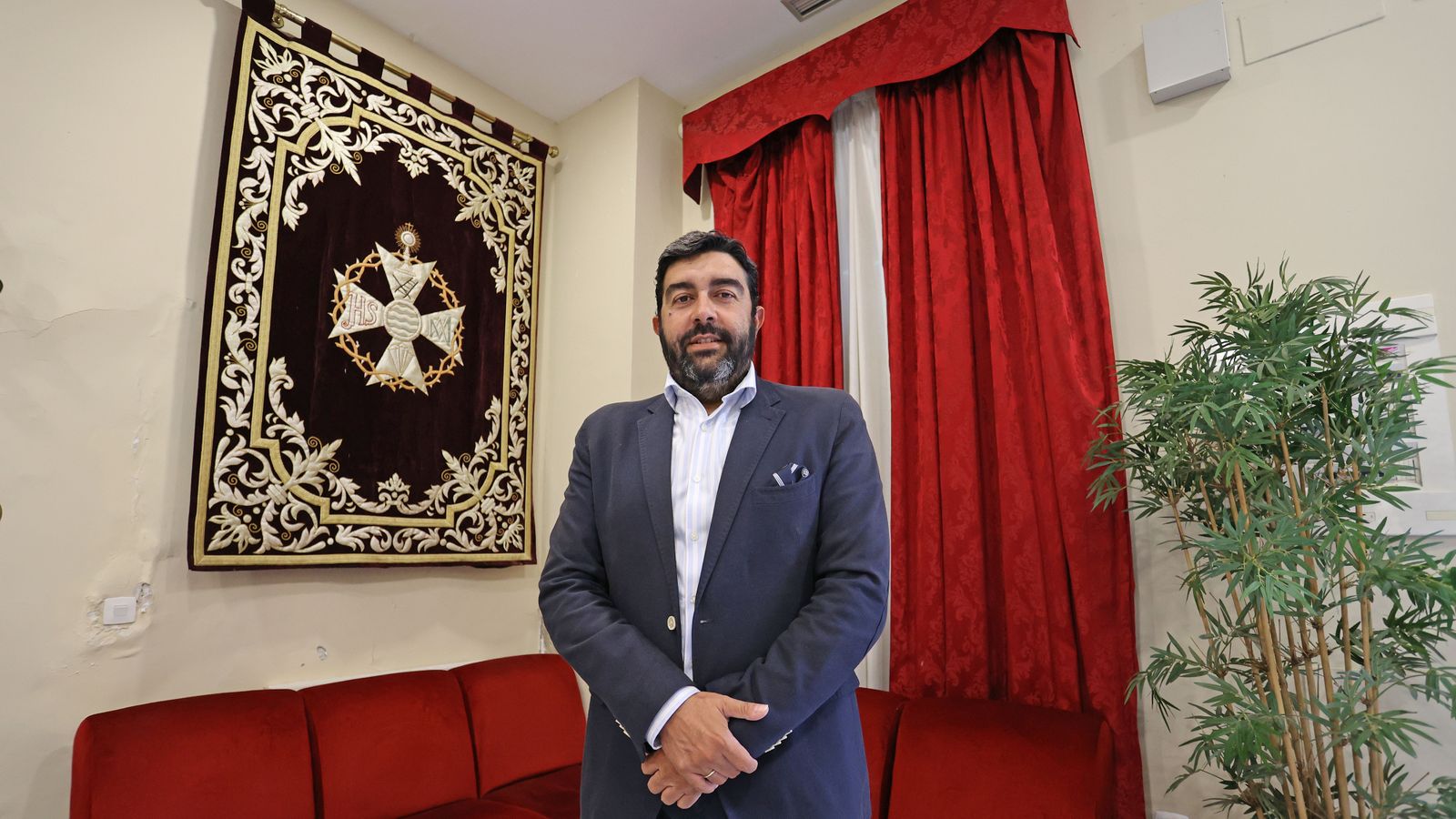 José Manuel García Cordero en la sede del consejo local de la Unión de Hermandades.