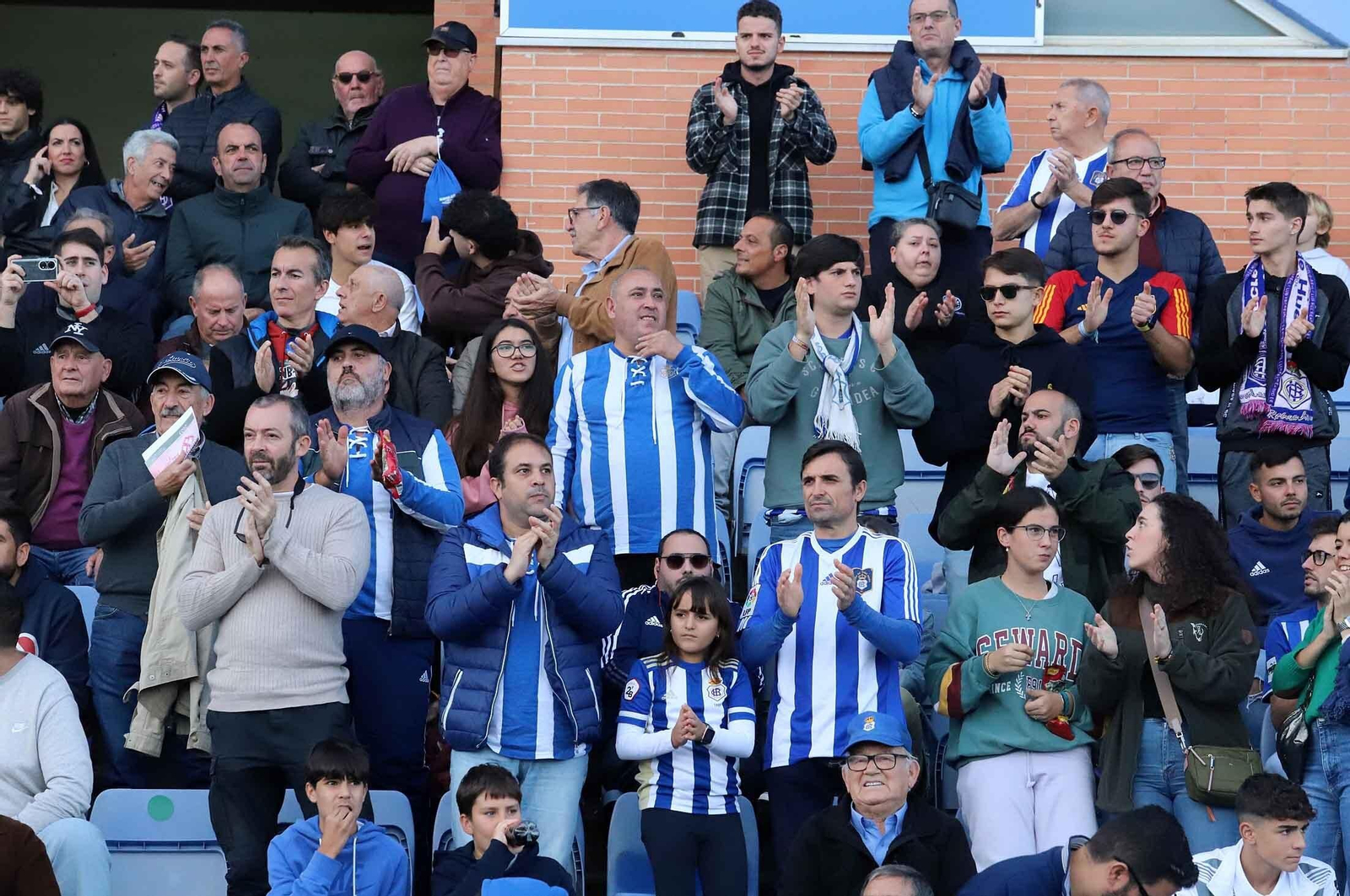 Imágenes del ambiente en las gradas del Nuevo Colombino
