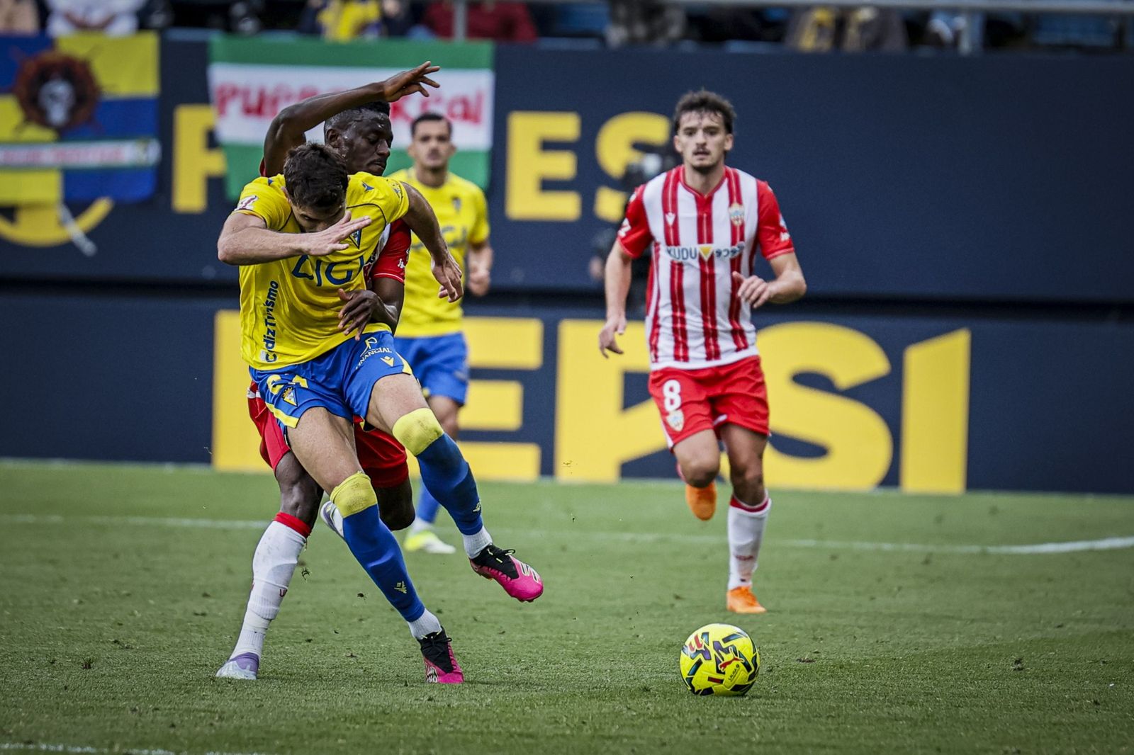 Búscate entre las imágenes del partido de fútbol Cádiz CF - UD Almería