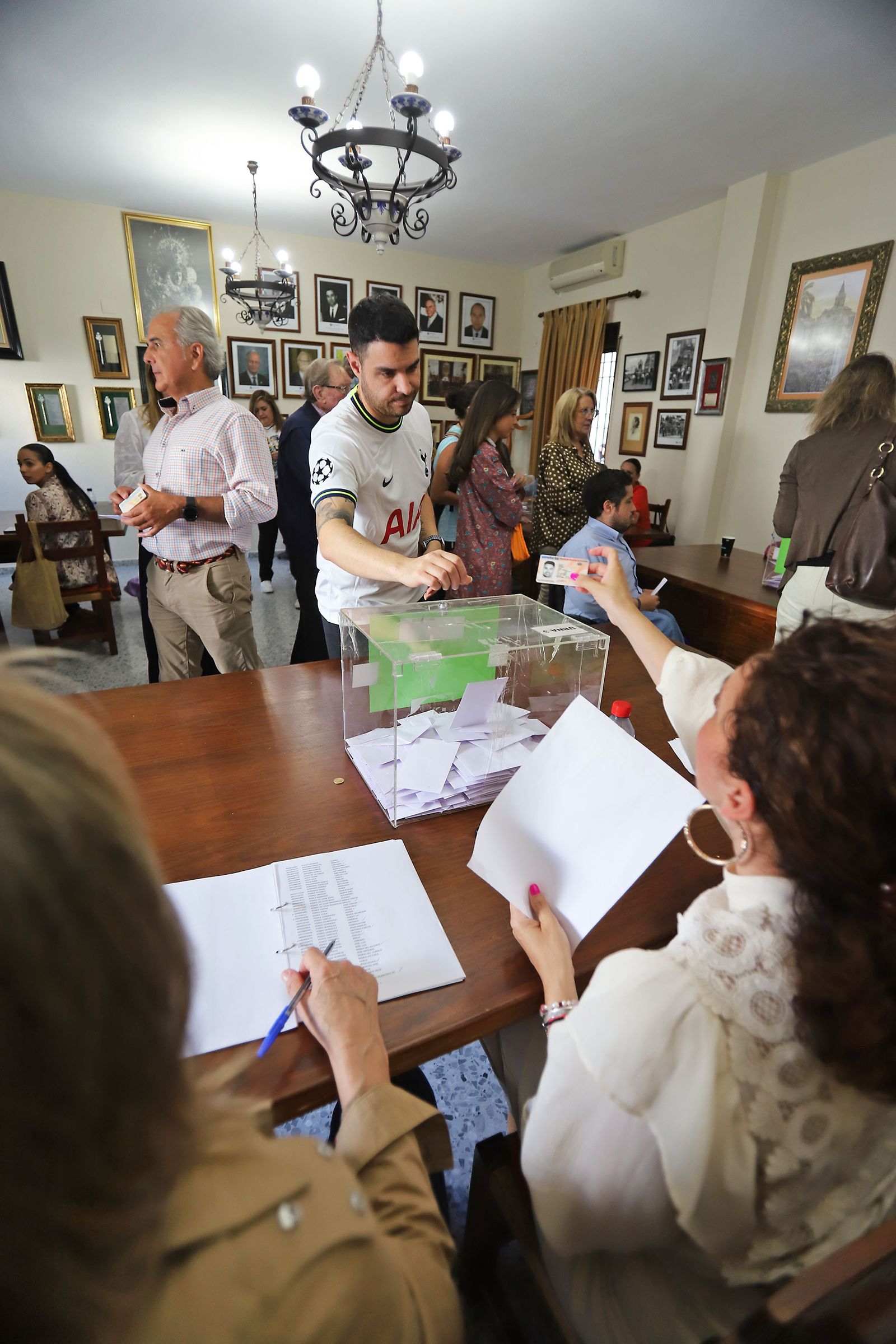Imágenes del ambiente en las votaciones de la Hermandad del Rocío de Huelva