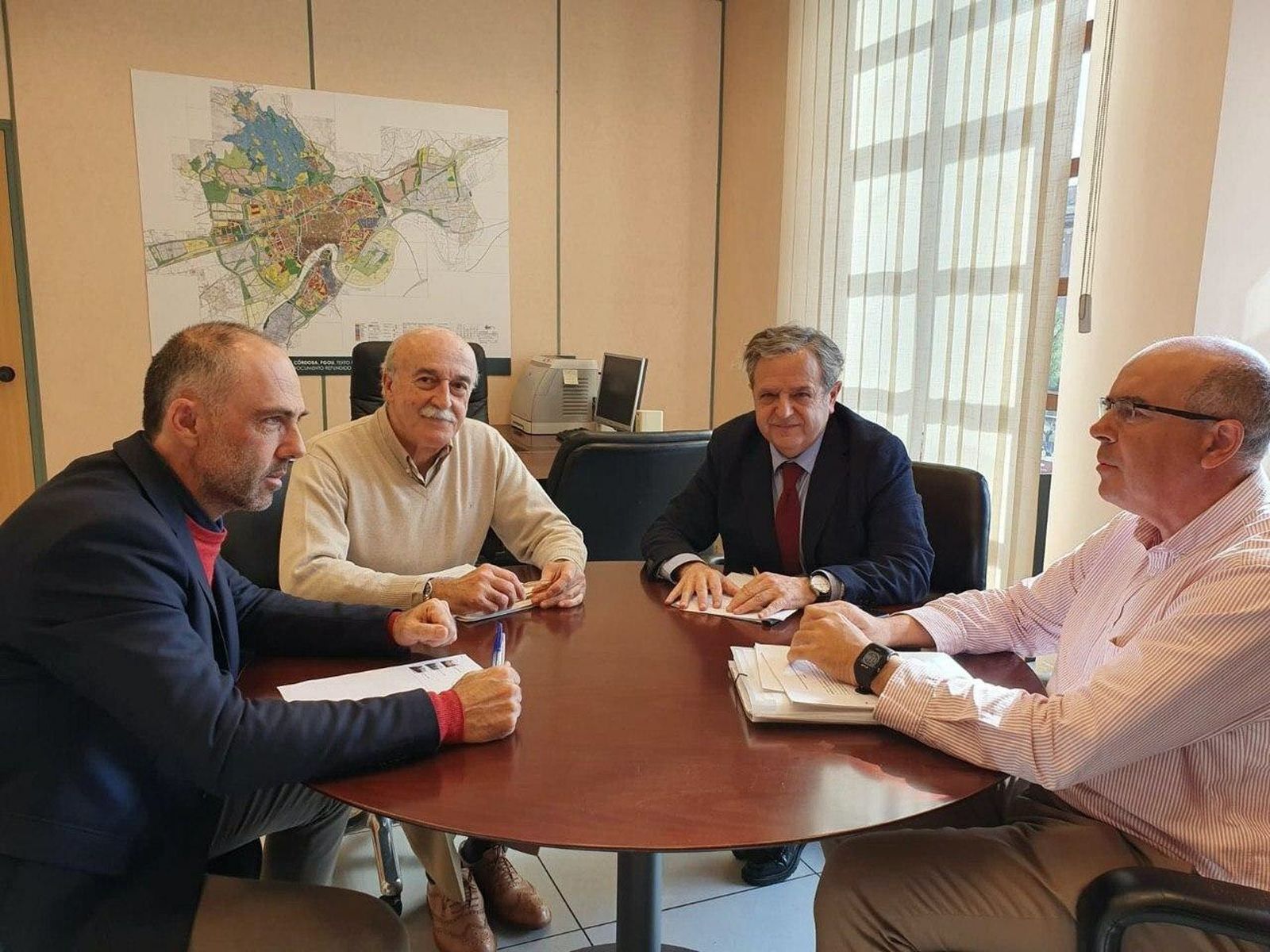 Salvador Fuentes en su reunión con representantes del Colegio de Arquitectos.