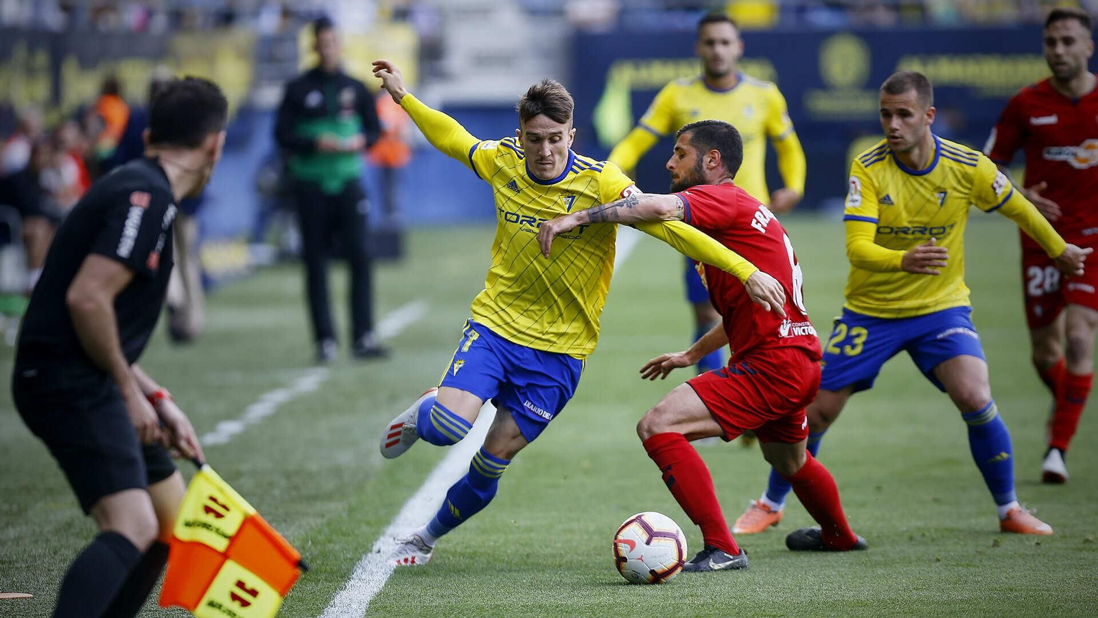 Partido de fútbol entre  Cádiz C.F. y C.A. Osasuna