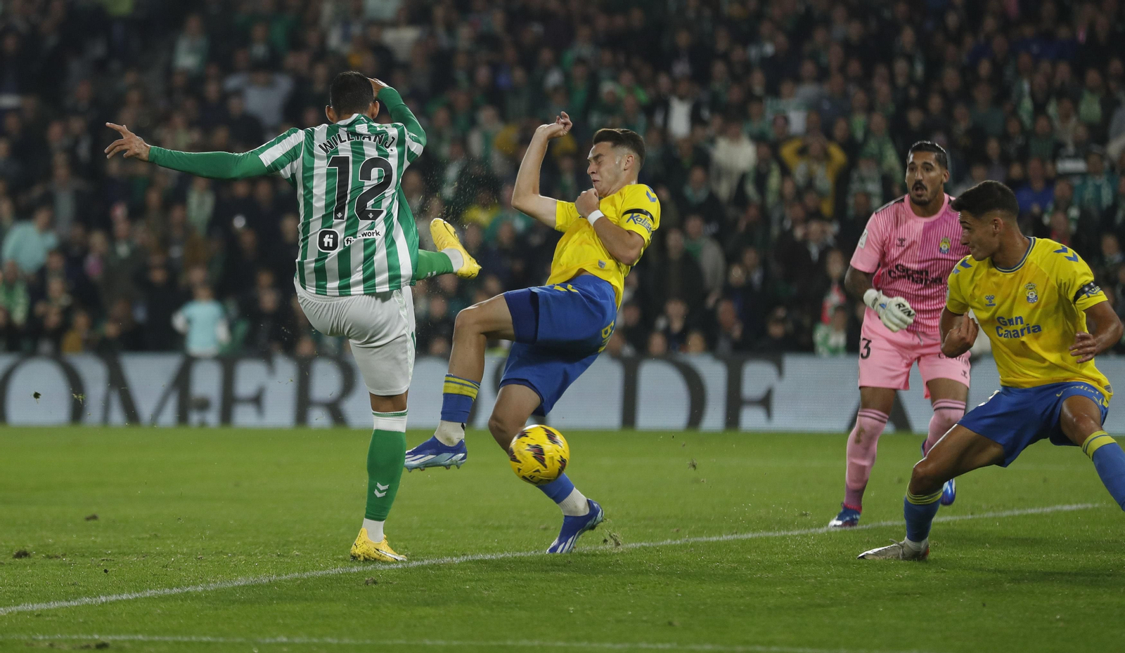 Willian José remata el balón que le dio al Betis el triunfo ante Mika Mármol.