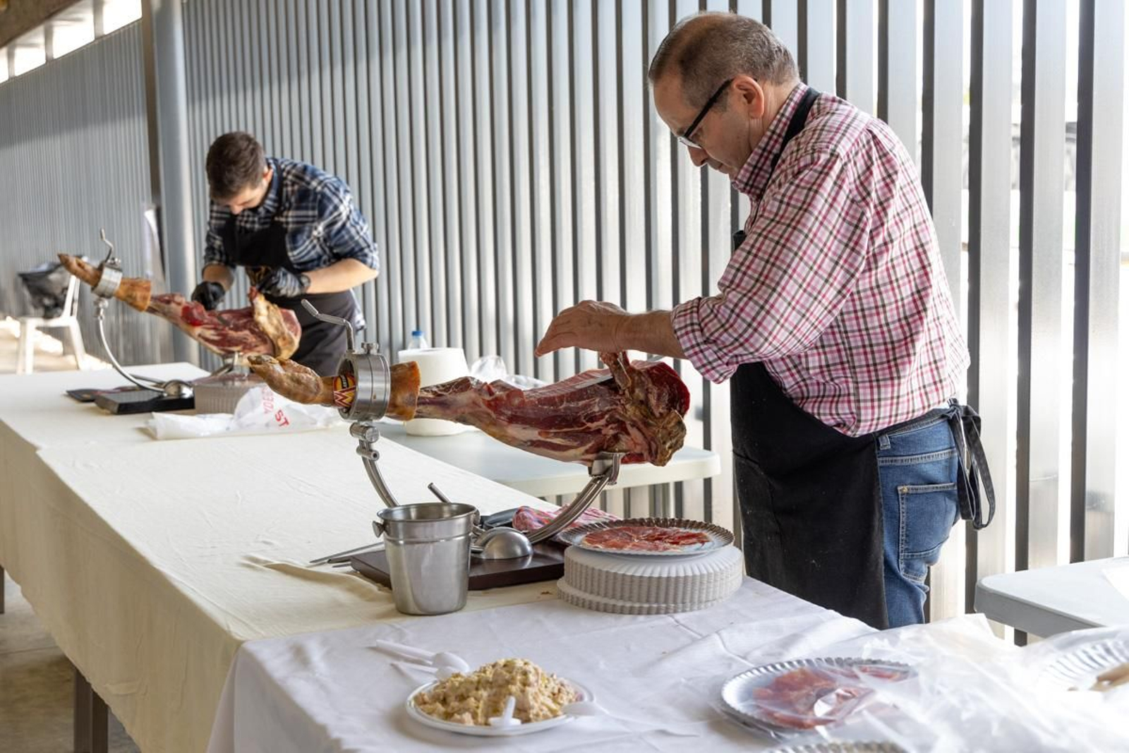 La afición del Real Jaén se vuelca con la paella solidaria por los afectados de la DANA, en imágenes