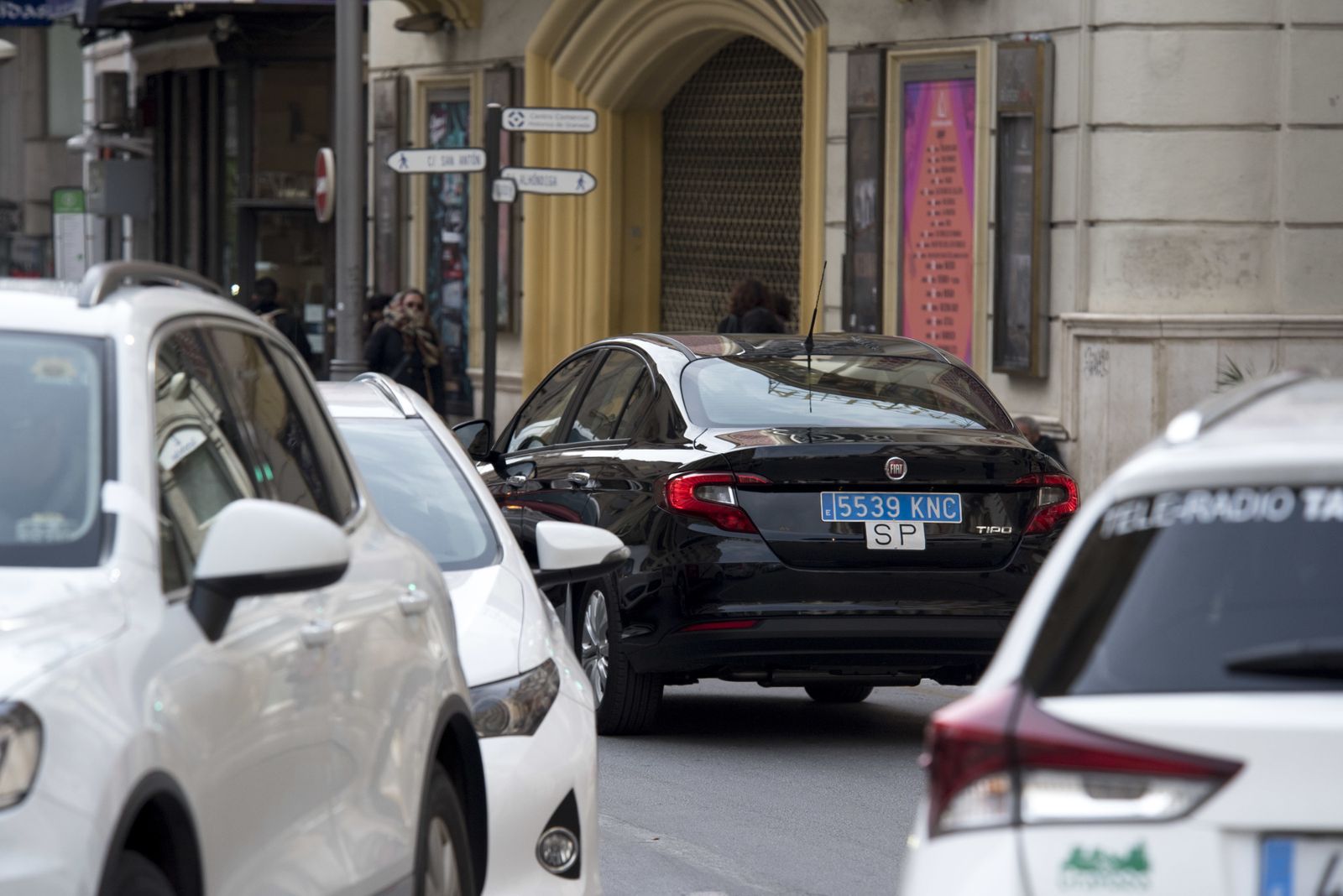 Un vehículo de Uber circula entre taxis en Granada