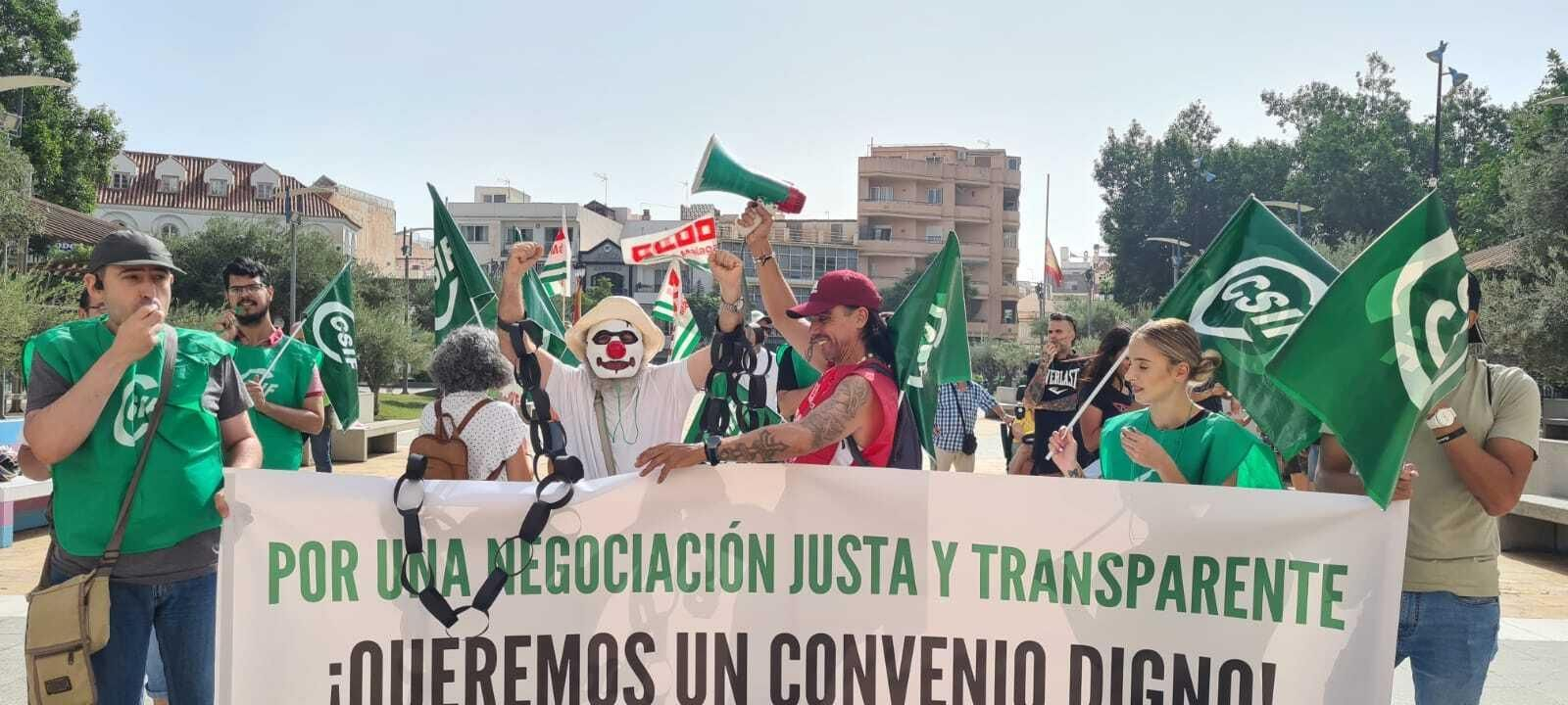 Los trabajadores se han concentrado en la puerta del Ayuntamiento.