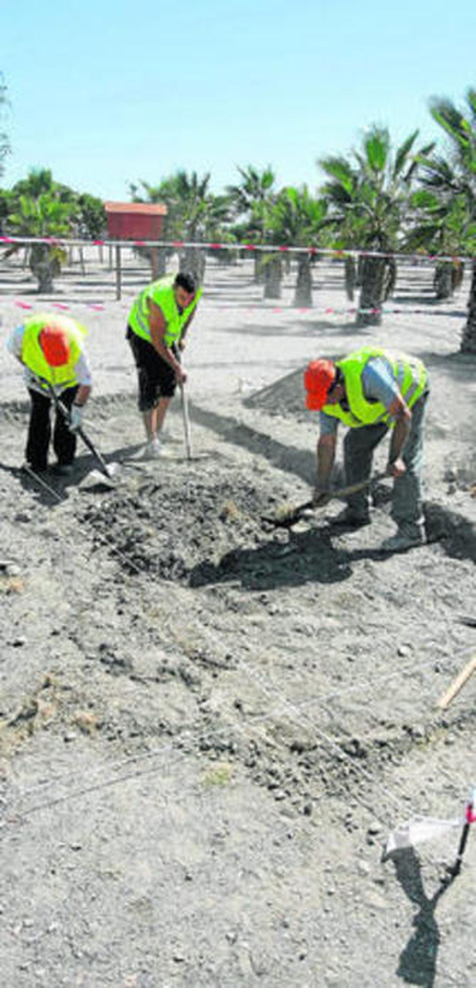 Operarios preparan la colocación de las barbacoas en el merendero.