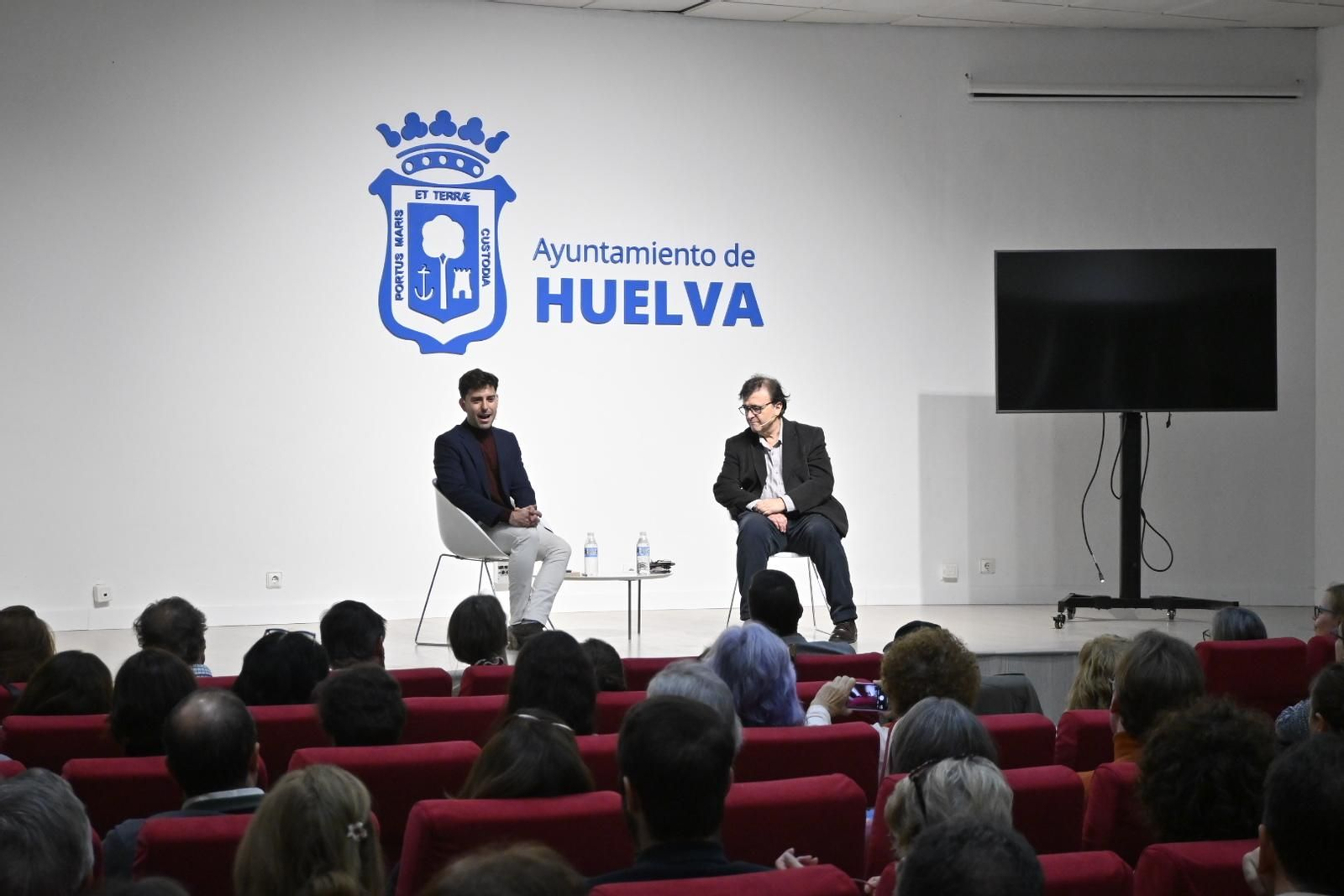 Imágenes del encuentro con el escritor Javier Cercas en Huelva
