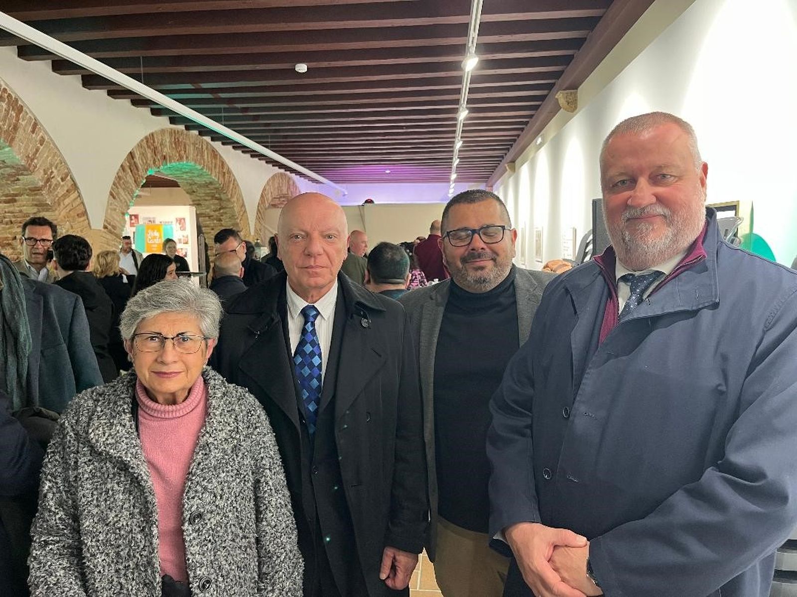 Las 'Holy Cards' llegan a la Semana Santa 2025 de Cádiz: así fue su presentación