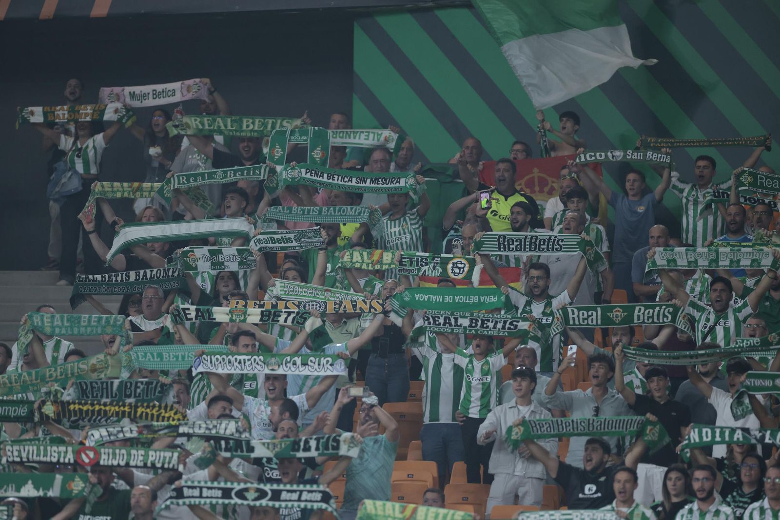 Búscate en las fotos del Betis - Nottingham Forest