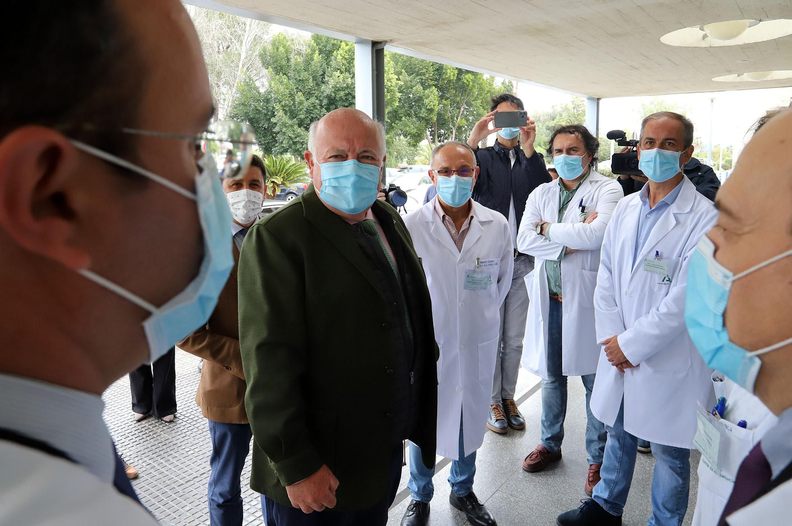 El consejero de Salud Jesús Aguirre visita las nuevas instalaciones del Hospital Juan Ramón Jiménez, en imágenes