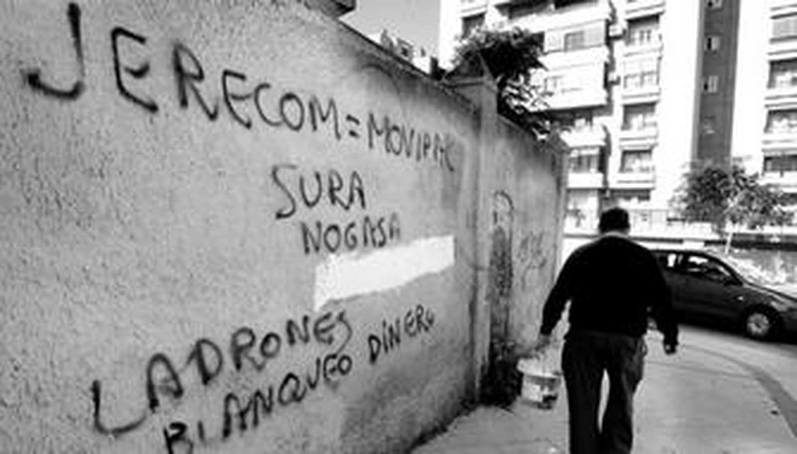 Las pintadas contra el entramado empresarial de los Grimaldi se extienden por toda la ciudad. Ésta es de la avenida de Espera.