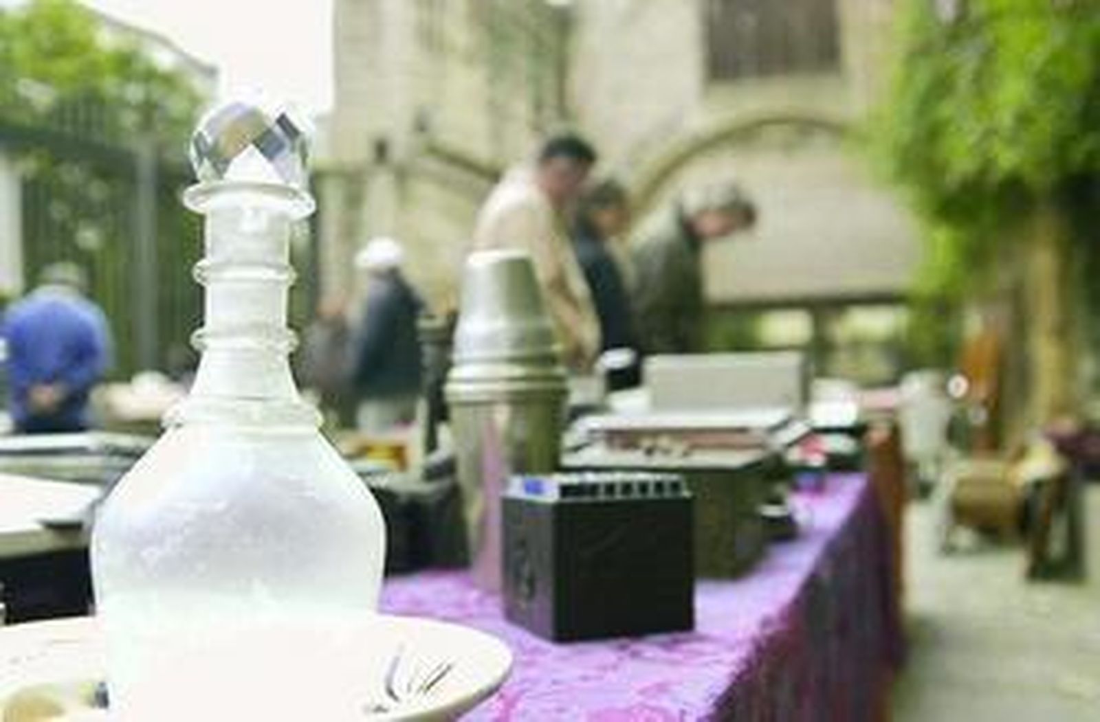 Mercadillo dominical instalado dentro de la ermita de la Aurora.