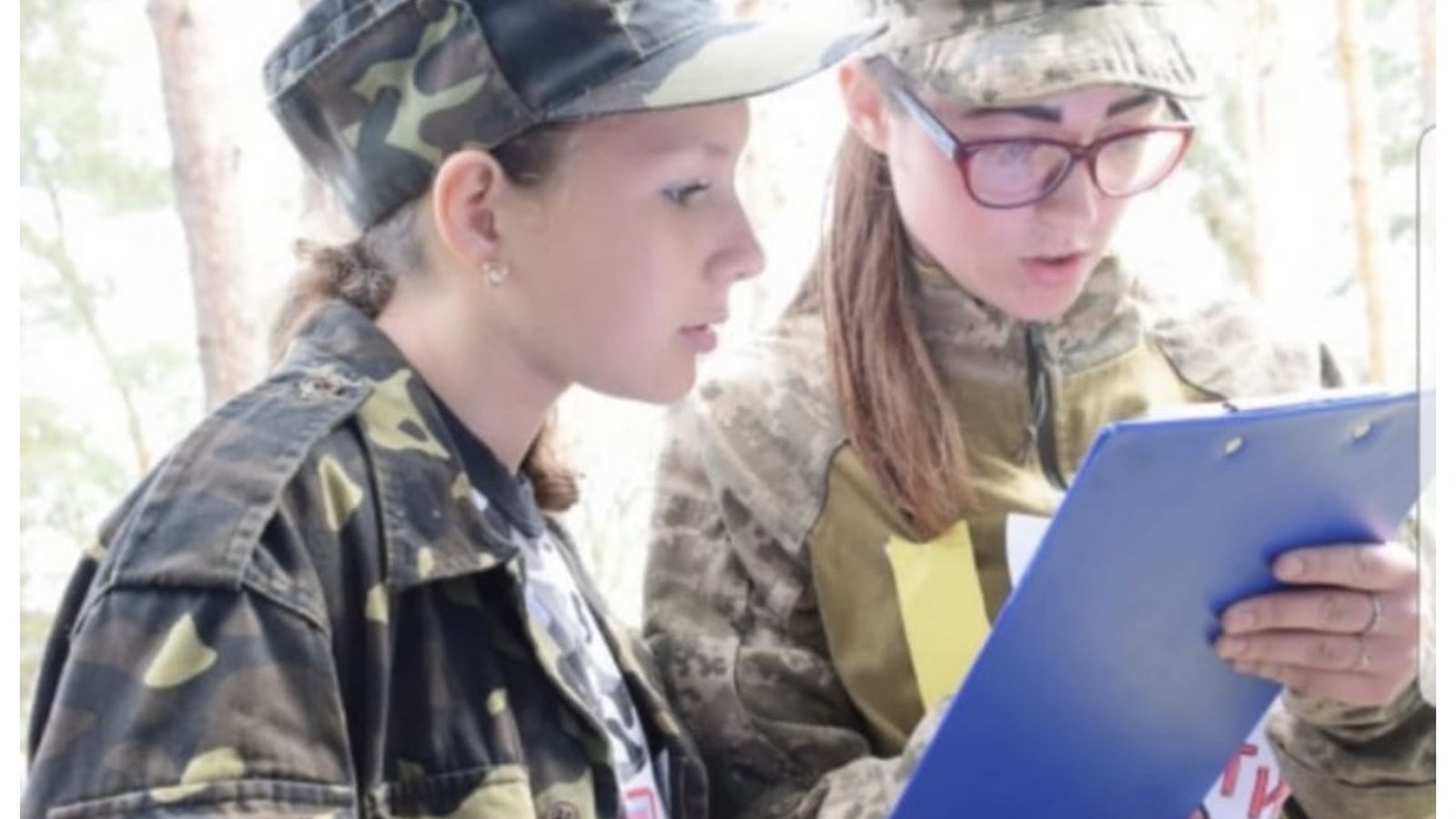 Yana y otra niña ucraniana recibiendo instrucciones para la guerra/M.G.