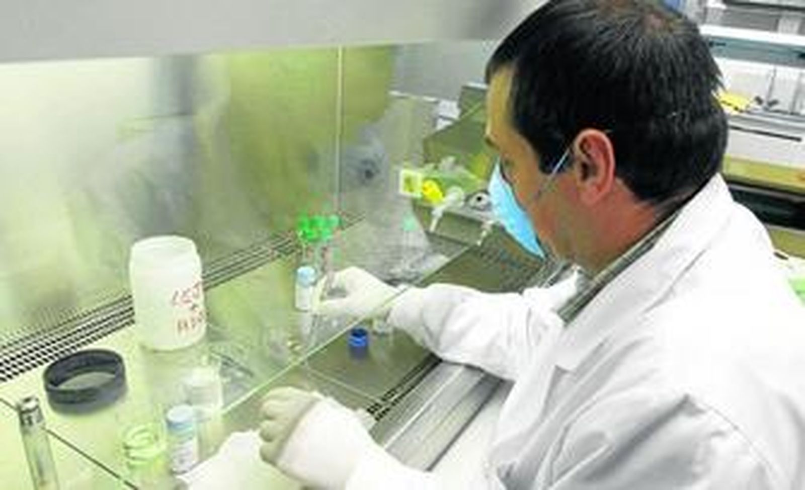 Un forense realiza análisis biológicos en un laboratorio.