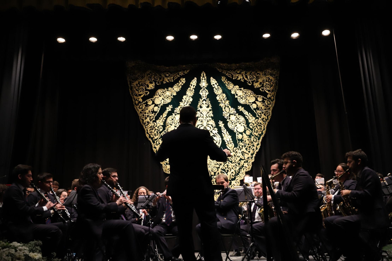 Presentan manto de la Virgen del Amor.
