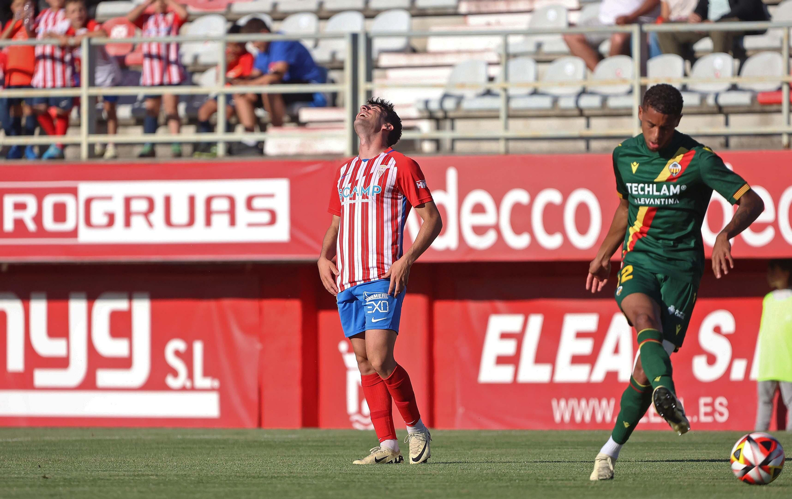 Las mejores fotos del Algeciras - Castellón de Primera RFEF