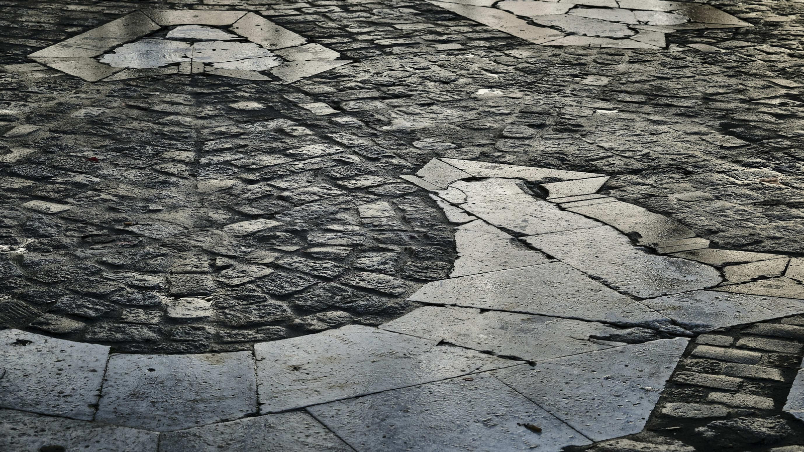 Estado del pavimento en plaza de la Catedral