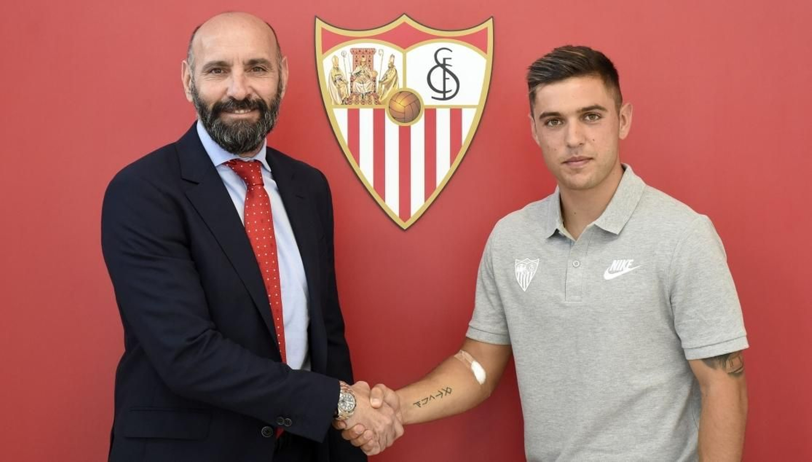 Pau Miguelez estrecha la mano de Monchi tras firmar su contrato.
