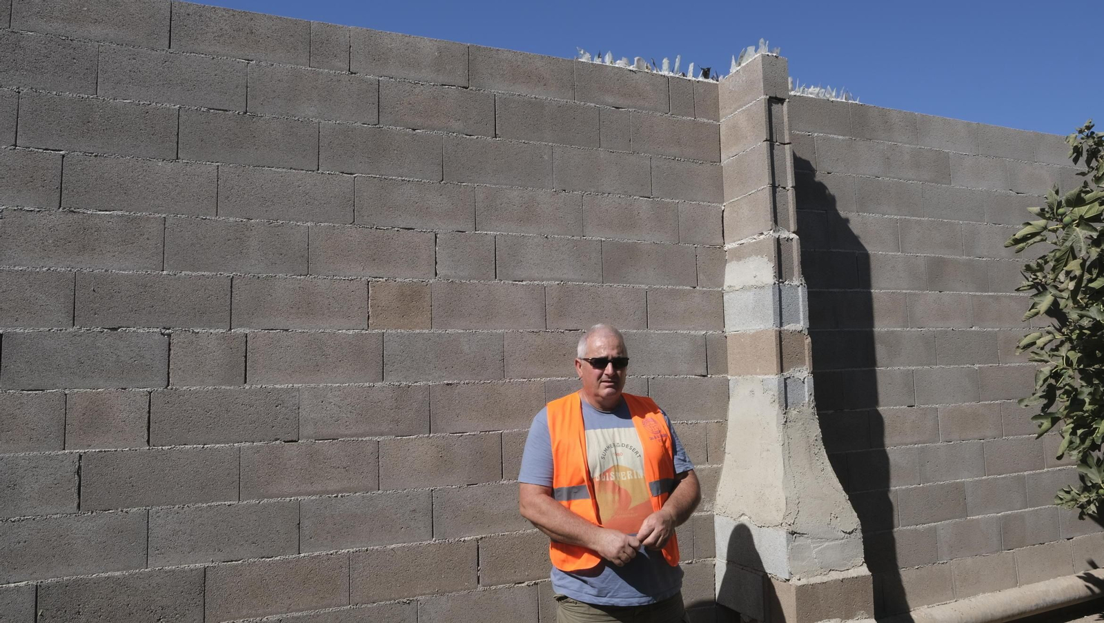 Pedro Parra muestra el muro que está levantando en su cortijo de La Cañada