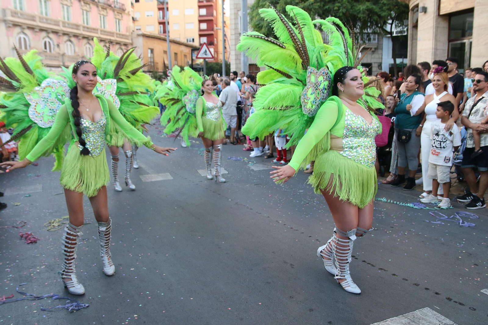 Las imágenes de la batalla de flores en la Feria de Almería 2023
