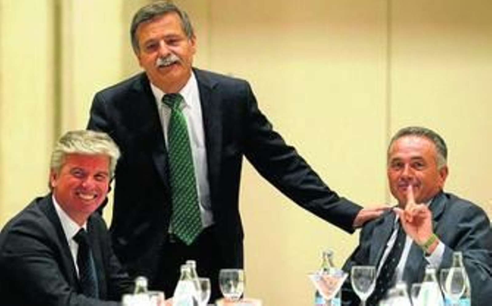 Guillén, Bosch y Gordillo, cabezas visibles del Betis, antes de la Junta General.