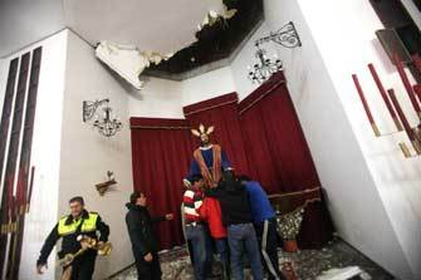 Las lluvias provocaron el derrumbe del falso techo de la parroquia del Corpus Christi, en Algeciras. /Andrés Carrasco