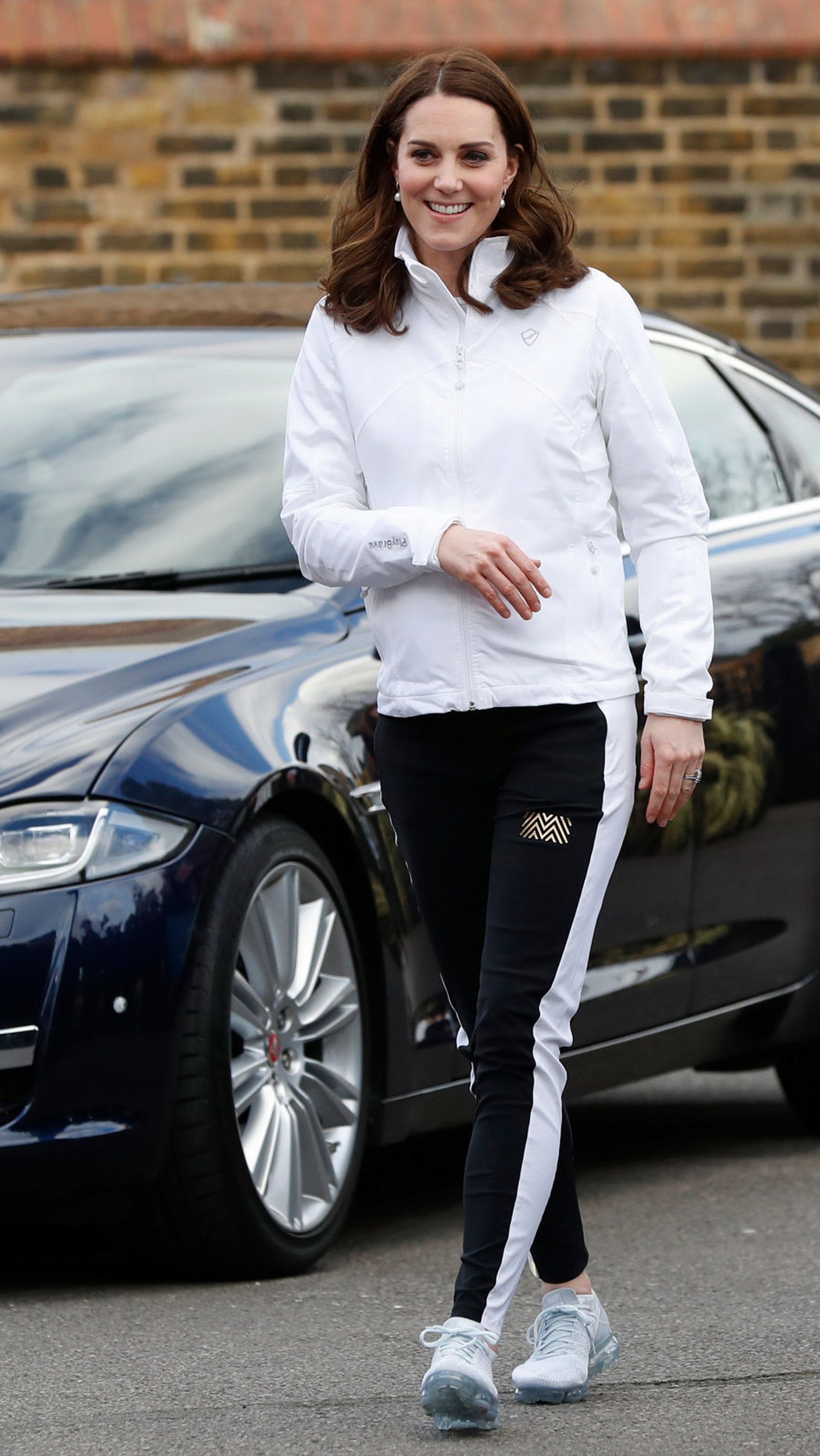 Catalina, a mediados de enero, visita una escuela de tenis en chandal.