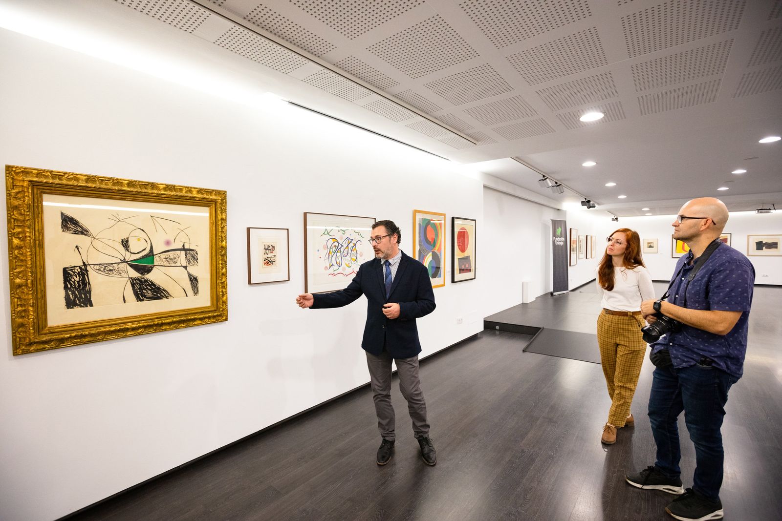 Rafael Valentín López haciendo un recorrido por la exposición.