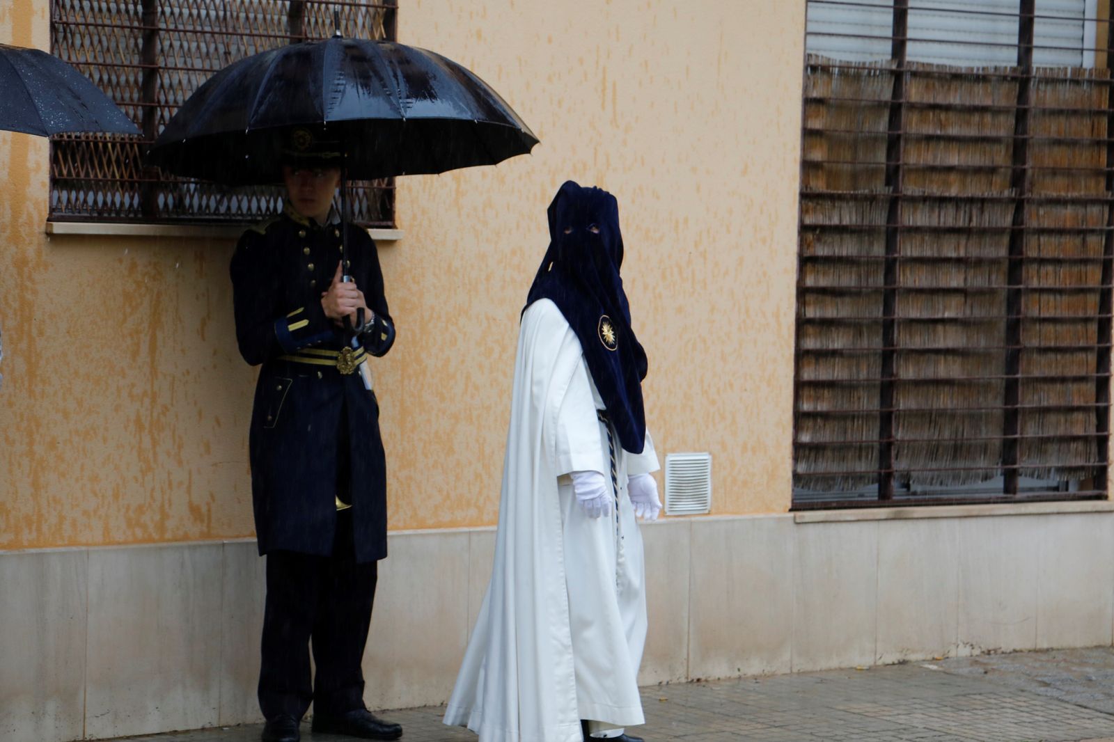 La lluvia frustra la salida de la hermandad de la Estrella el Lunes Santo, en imágenes