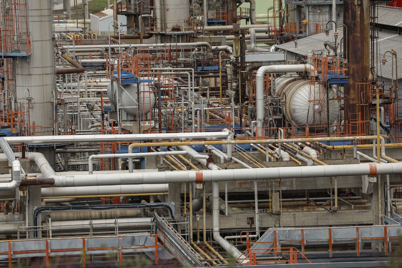 La AIE liberará 400 millones de barriles de reservas de petróleo.