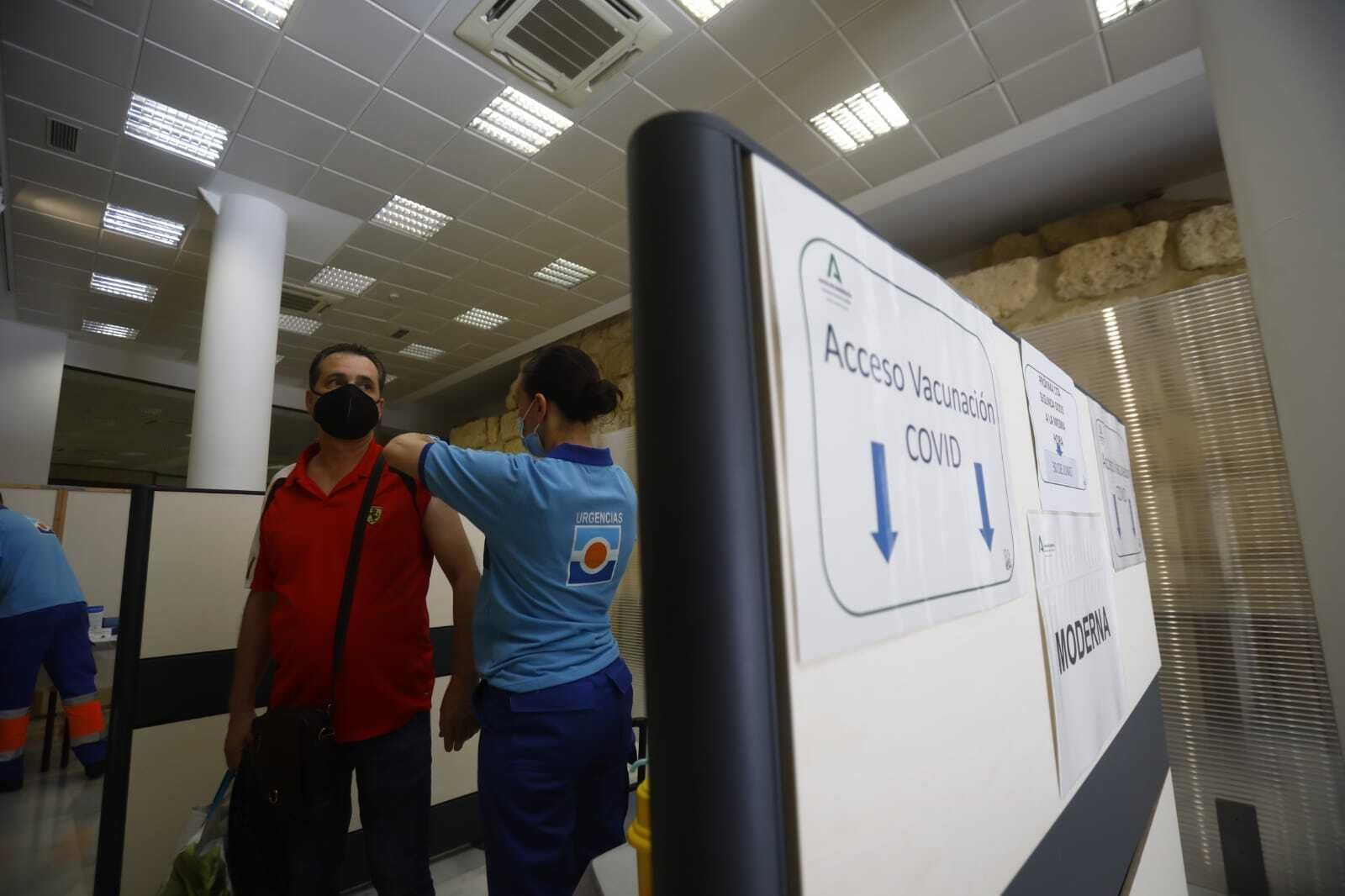 Una persona recibe la vacuna contra el coronavirus en el Ayuntamiento de Córdoba.