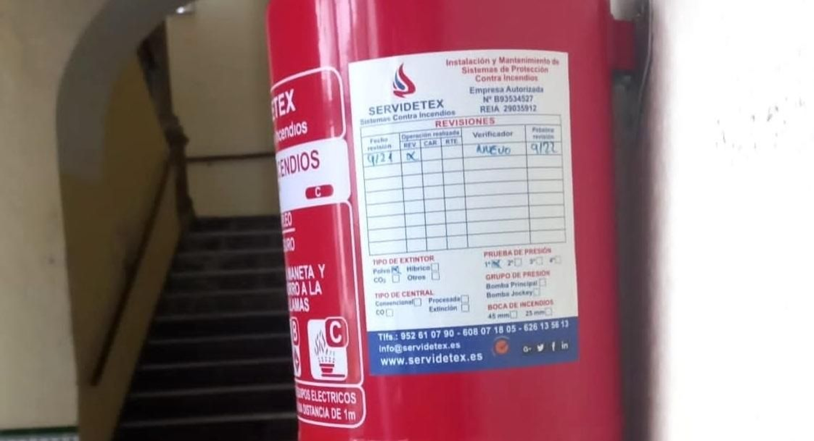 Uno de los extintores con la revisión caducada.