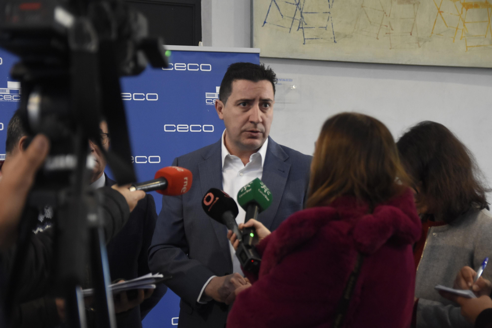 De la Torre atiende a los medios antes de presidir la asamblea extraordinaria de Hostetur.