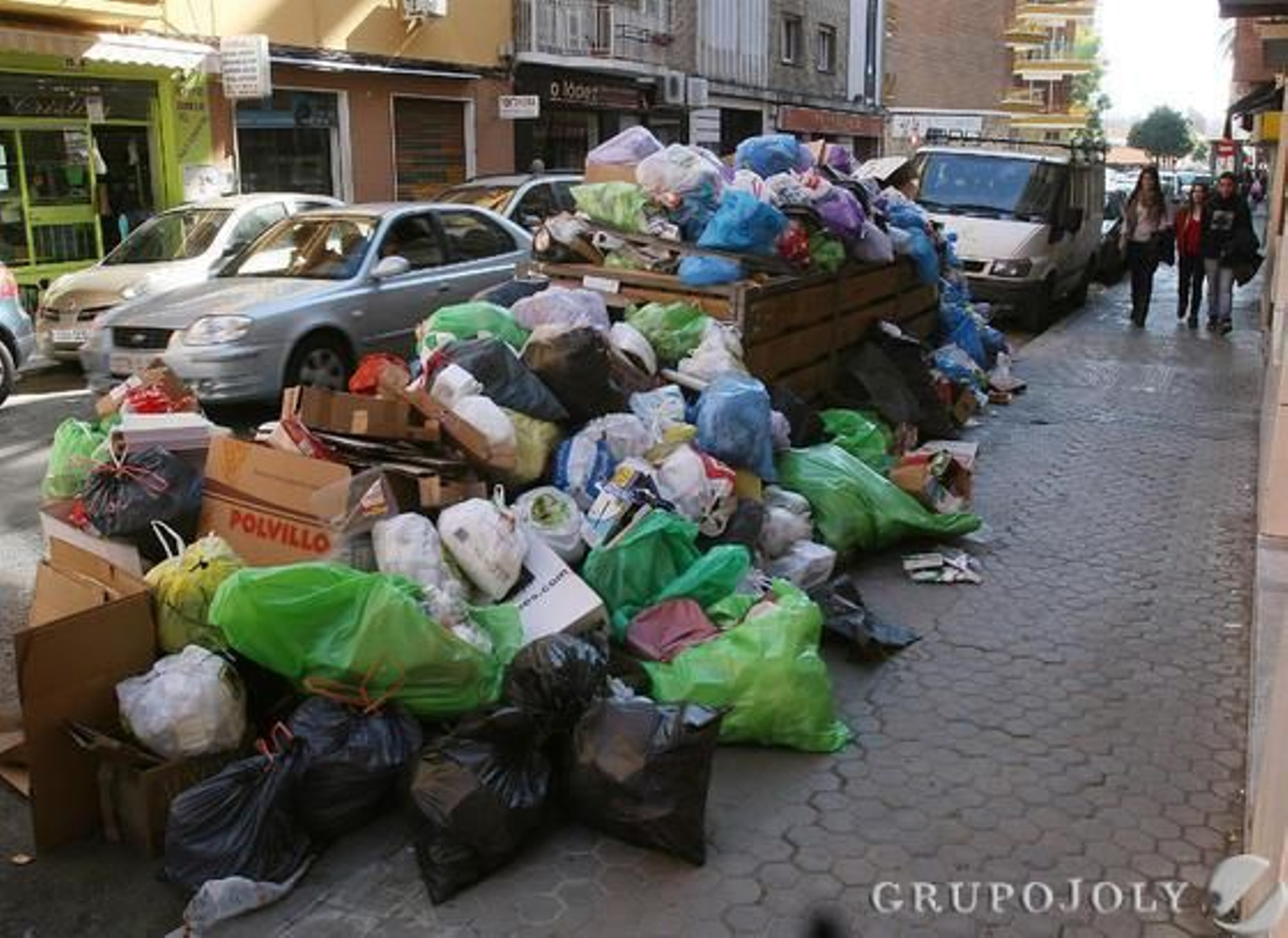Basura acumulada en calles de Los Remedios tras nueve días de huelga.

Foto: José Ángel García