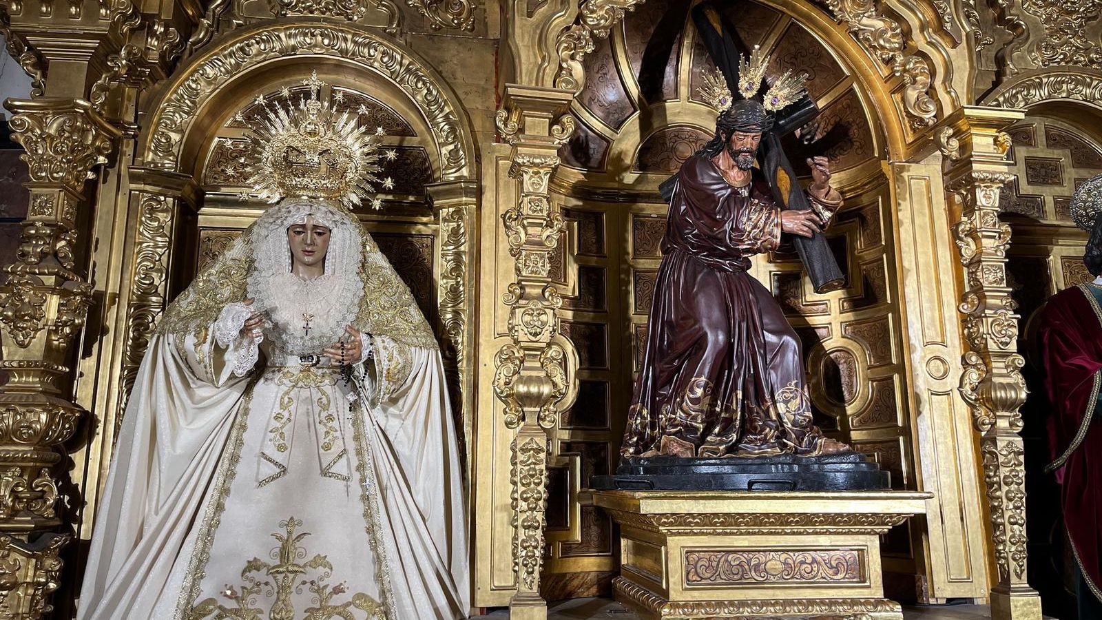 La Candelaria con un rosario negro en la mano izquierda