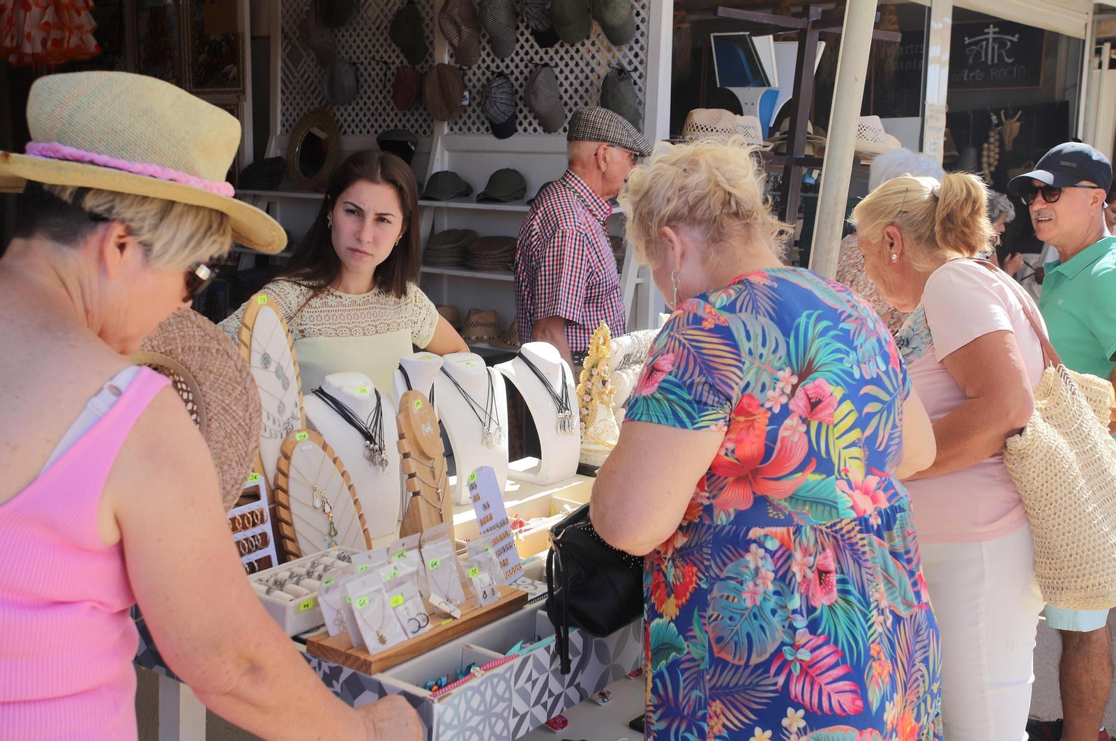 Imágenes del ambiente en la aldea de El Rocío en la mañana del domingo