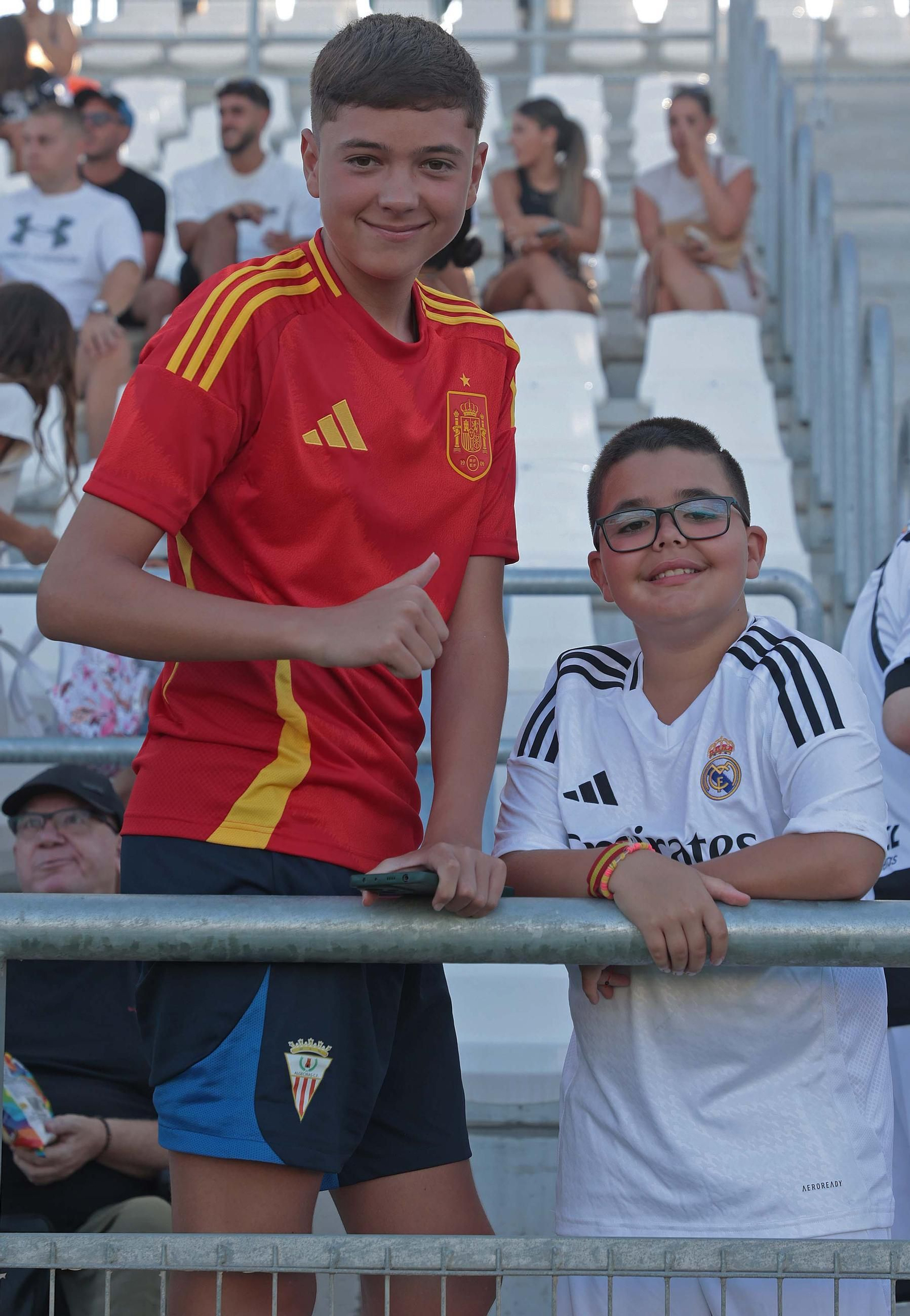 Búscate durante el Granada - Al Nassr en el Ciudad de La Línea