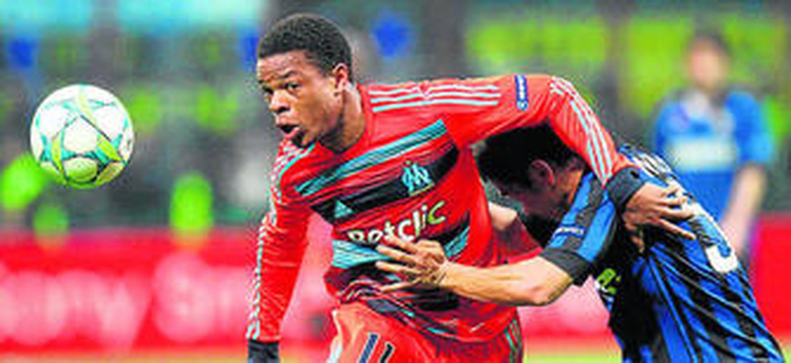 El punta francÃ©s Remy (i) pugna con Nagatomo.