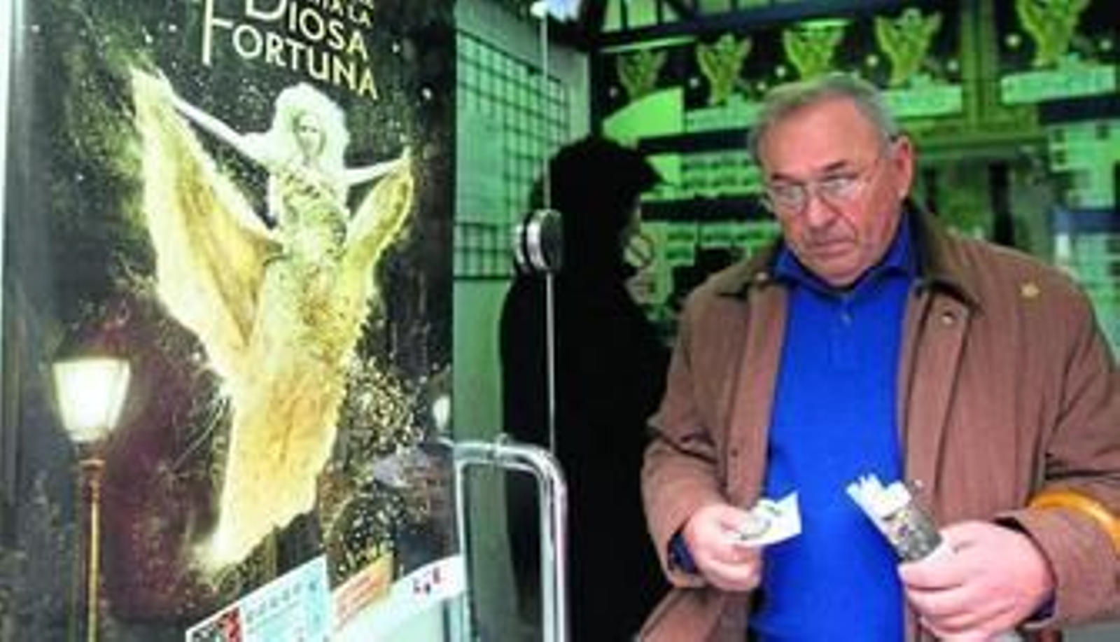 Un hombre saliendo de la administración de lotería de la calle Larga ayer después de haber comprado.