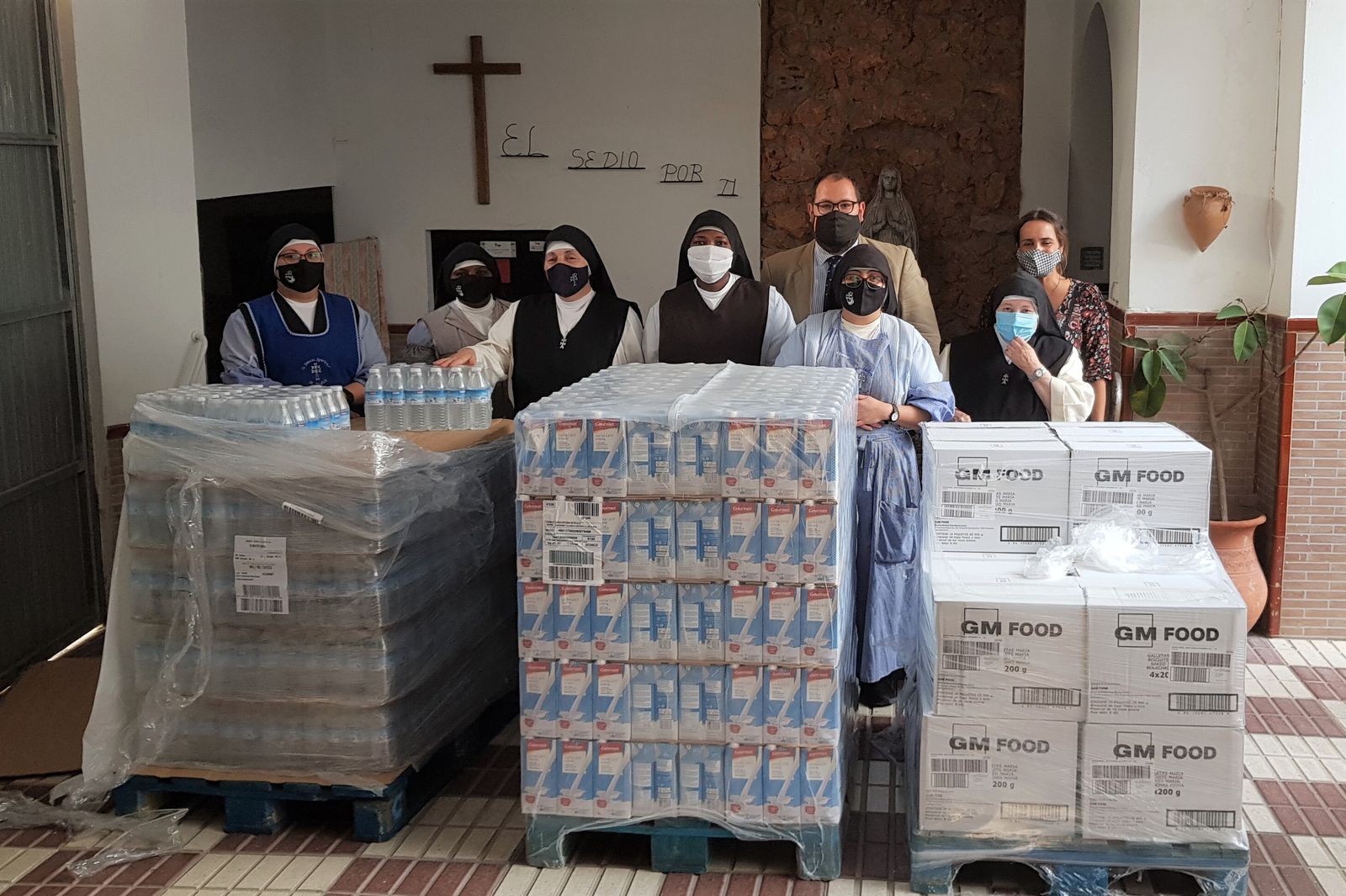 Las hermanas del  Convento del Espíritu Santo, durante la entrega de la donación.